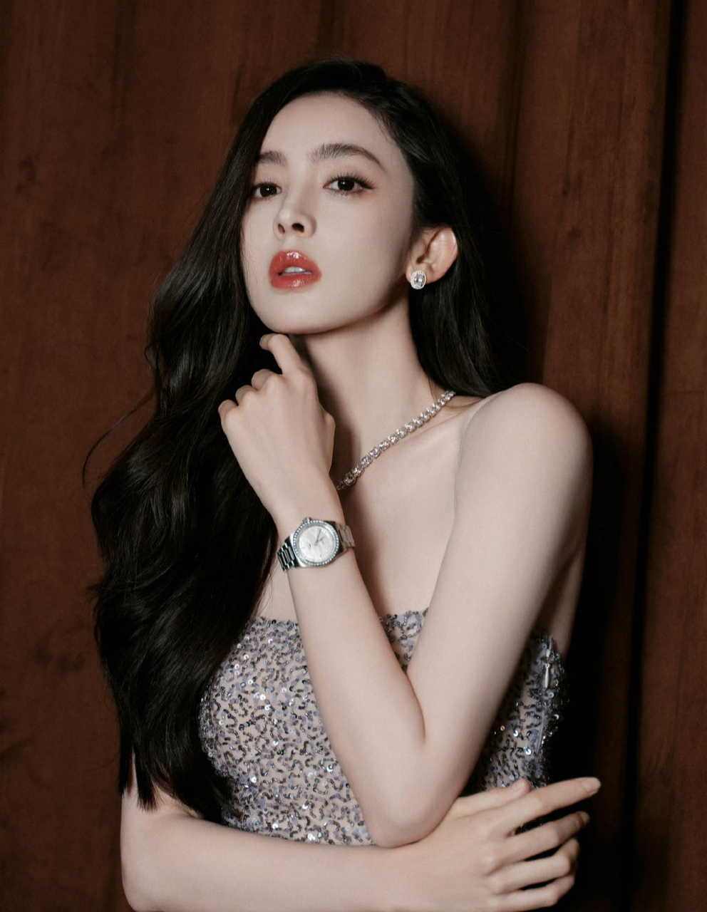 古力娜扎大尺度秀性感身材曲线,雪白大长腿,凹凸有致事业线,丰满圆润