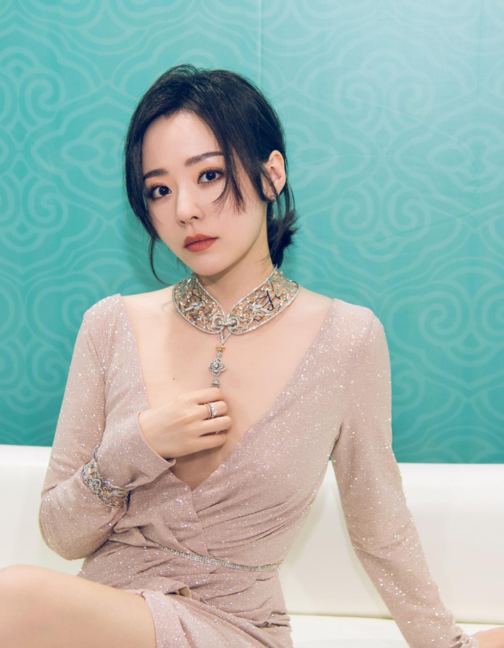 张靓颖,潇洒的路事业线,秀身材,歌声吸引不了就用性感身材来[嘻嘻]