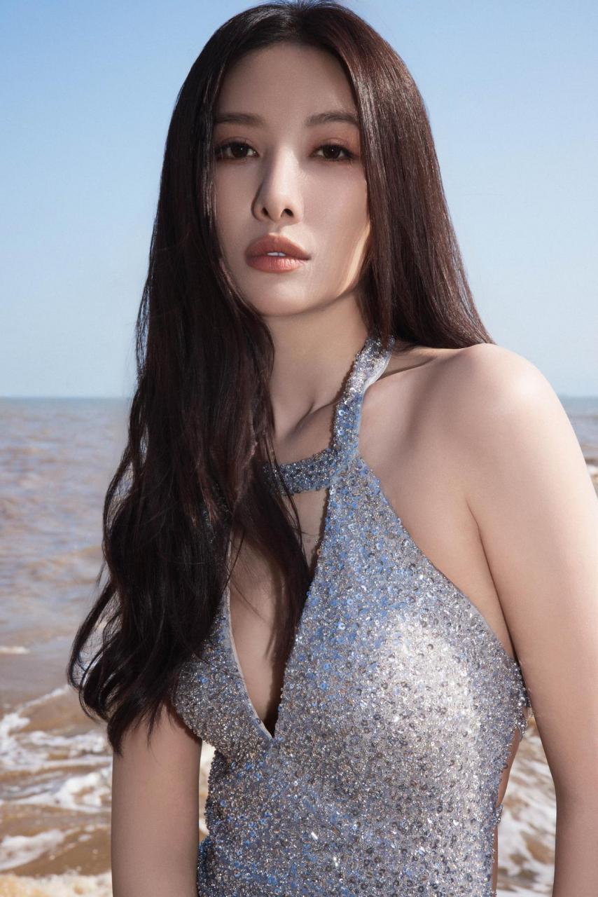 吴优放飞自我玩性感,丰满身材必定引来资本大哥的欣赏,钱途可想而知