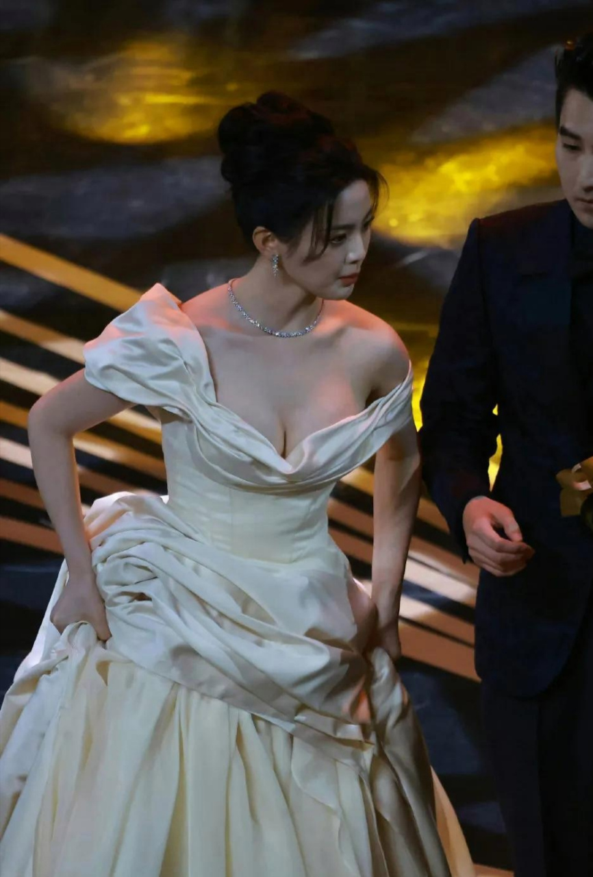 杨超越,露雪白酥胸,霸气十足,走起路来都是自信十足,这身材简直好到爆