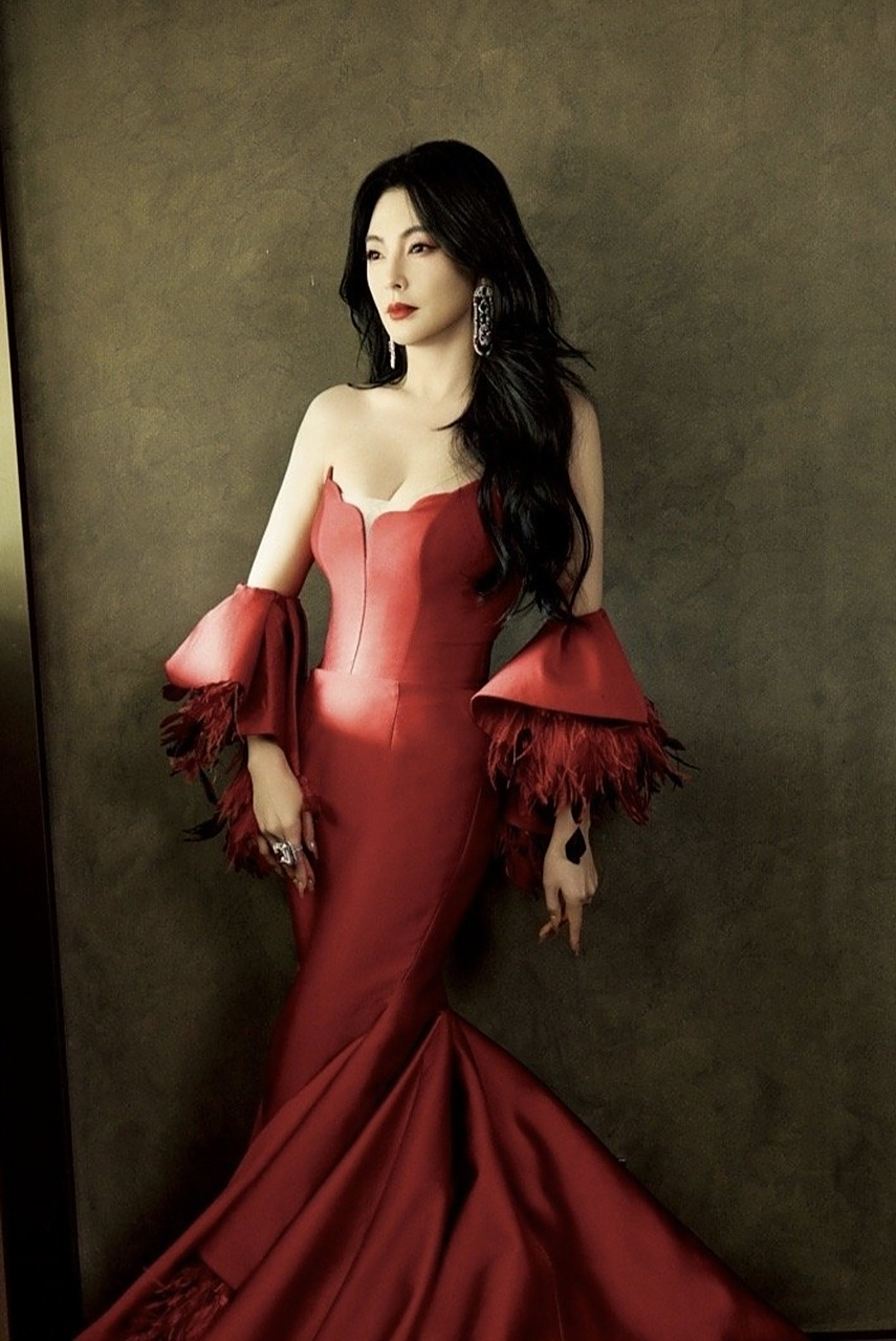 张雨绮,红色低胸裙藏不住的绝好身材,真的好香啊[色][色][色]酥胸丰满