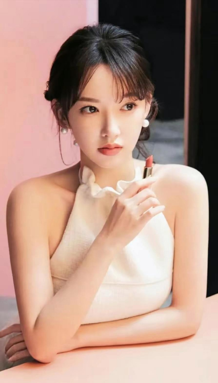 程潇,肌肤雪白丝滑,事业线丰满动人,酥胸半露一点都不含糊,性感的很
