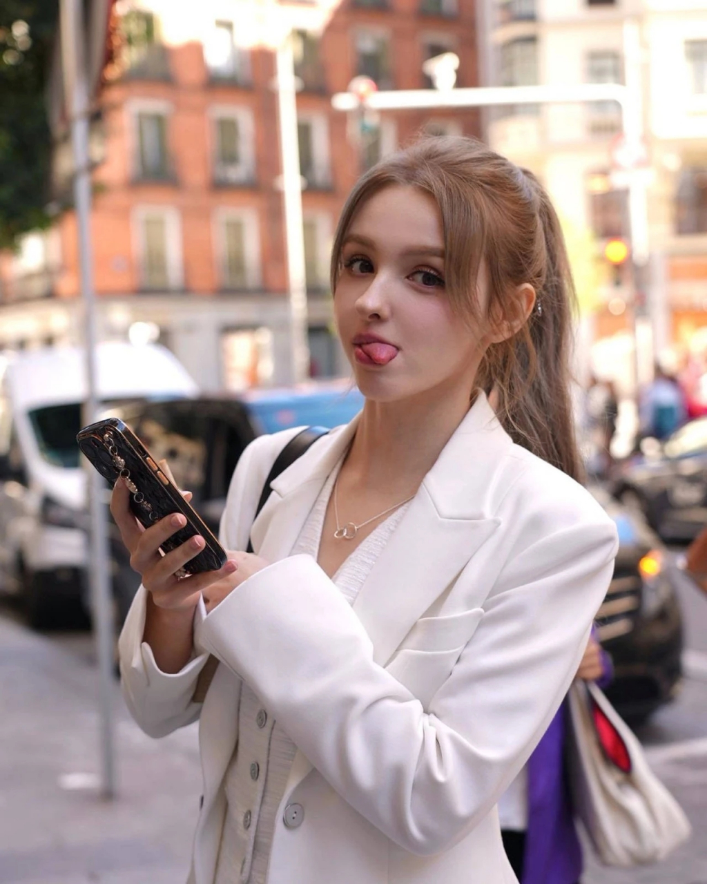 乌兹别克美少女karimova elina,可盐可甜,凭借着超好的身材和精致的