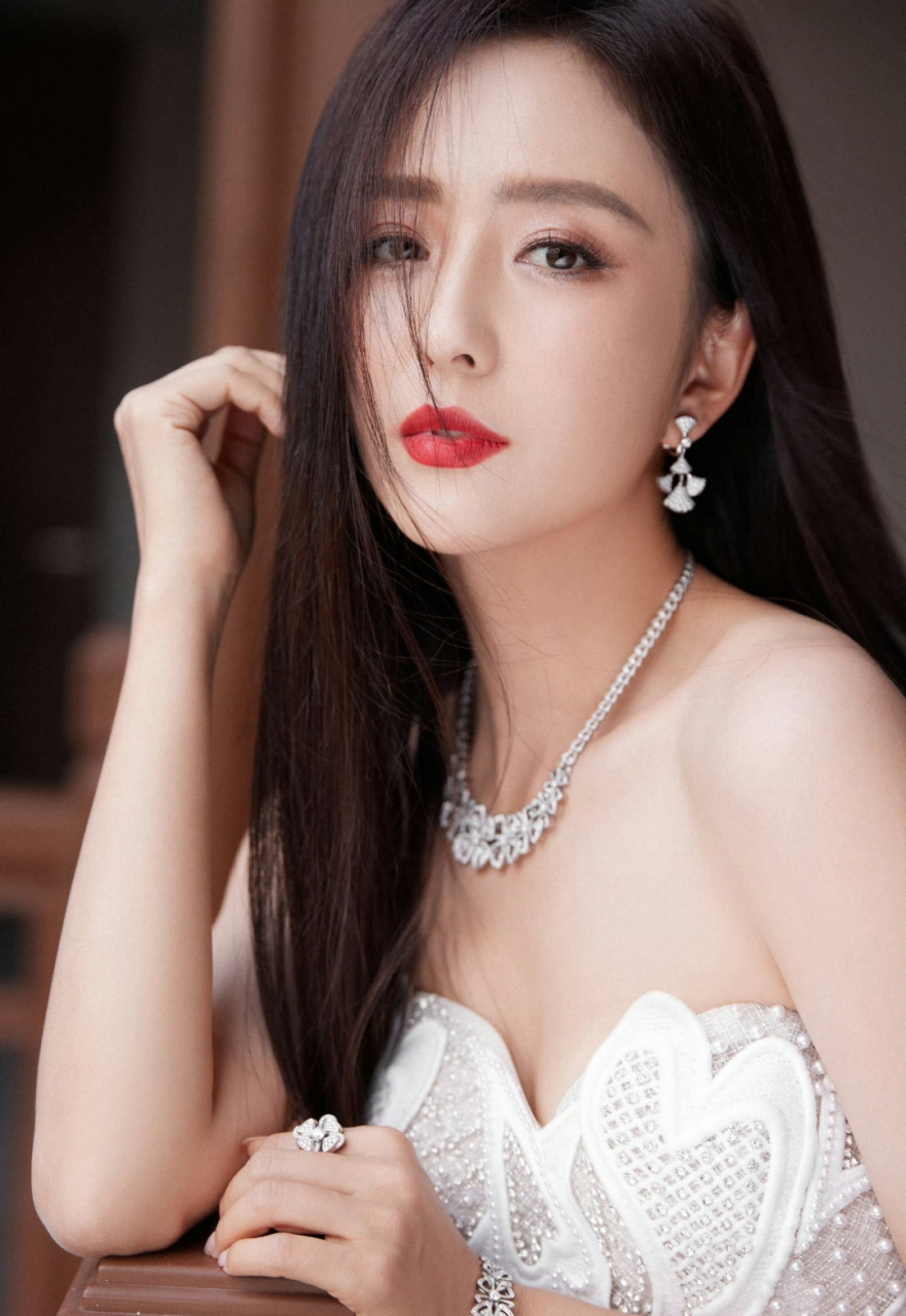 佟丽娅身穿蕾丝低胸群大秀香肩和火辣身材,太秀了[赞同][赞同][赞琞]