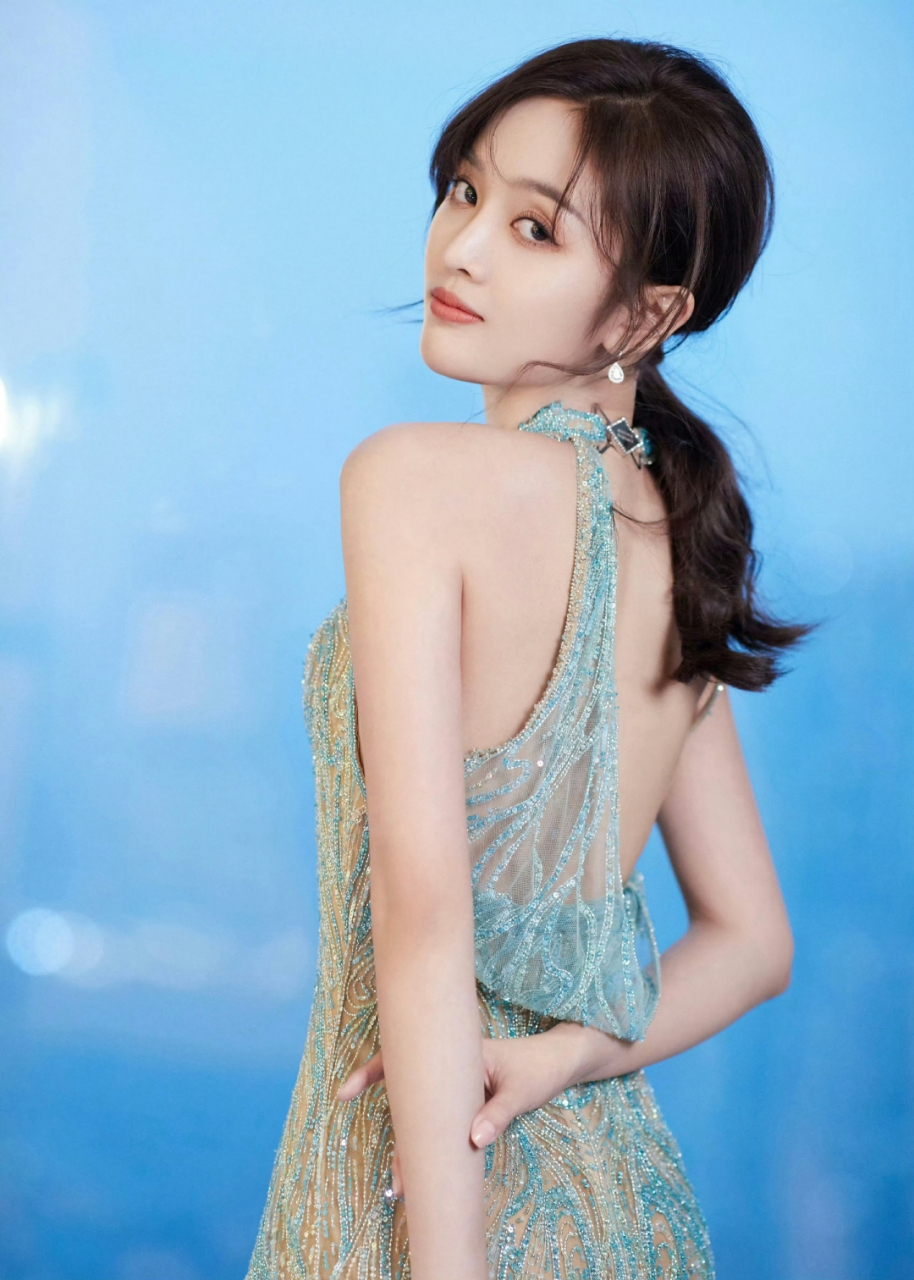 吴宣仪,透视纱裙造型太炸了,绝好的身姿一览无余,好像什么都看到了,又