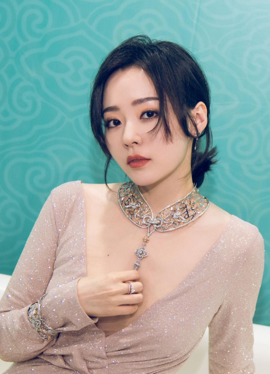 张靓颖,潇洒的路事业线,秀身材,歌声吸引不了就用性感身材来[嘻嘻]