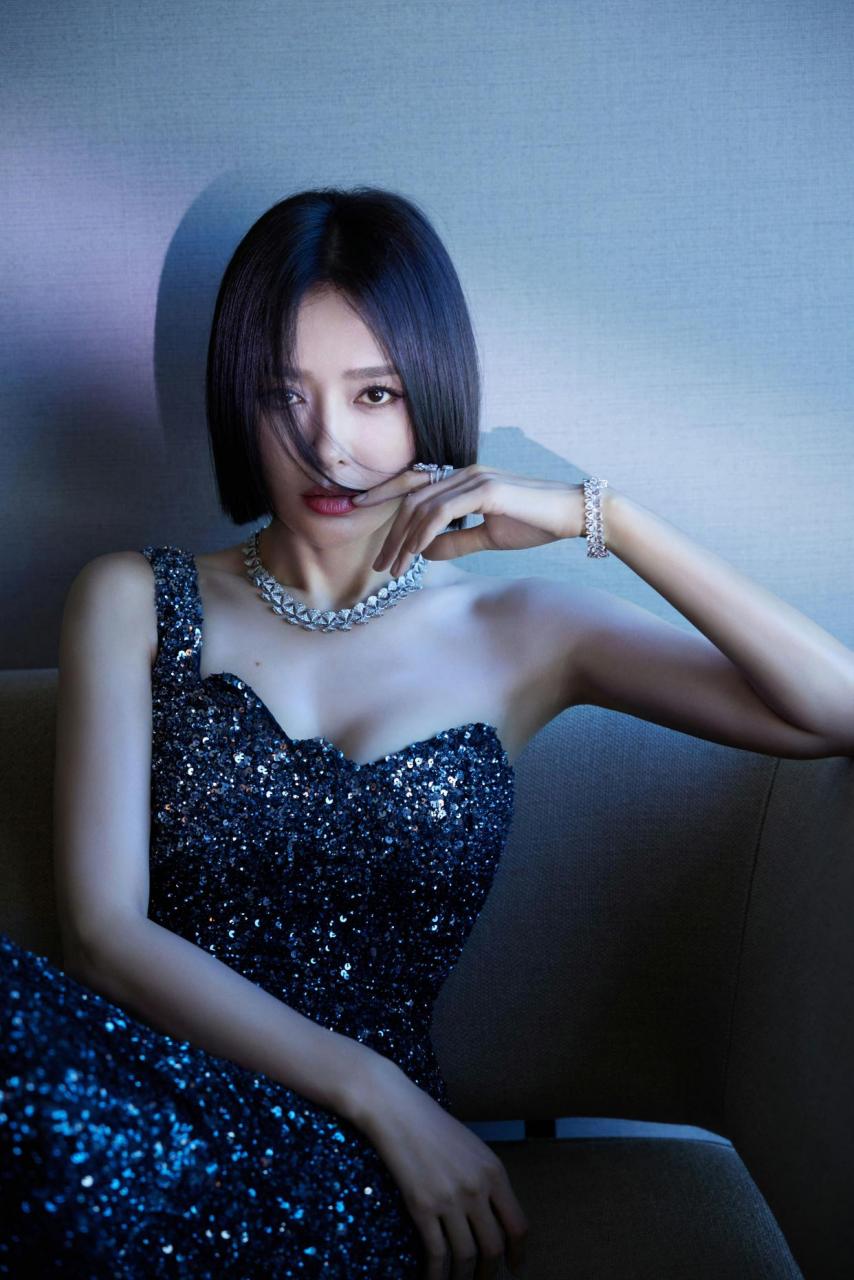 女明星秦岚露肩裙真的太美了,看的人小心脏震的厉害,感叹怎么可以有