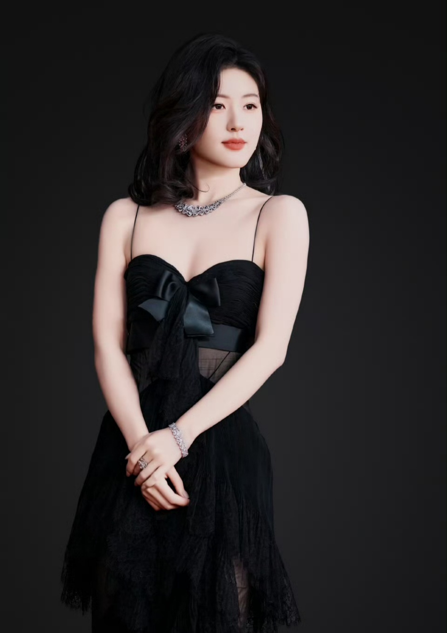 赵露思黑色吊带裙秀出美丽事业线,嫣红的樱桃小嘴和迷人的大波浪,让人