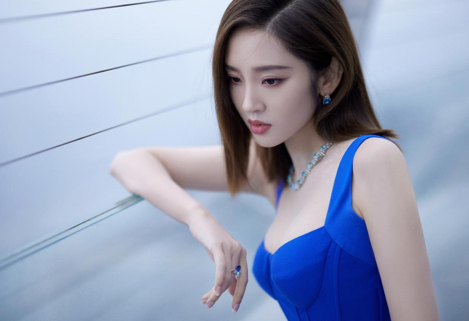 唐艺昕,蓝色吊带裙太炸了,火辣的身材和靓丽的美貌真的太高级了,这么