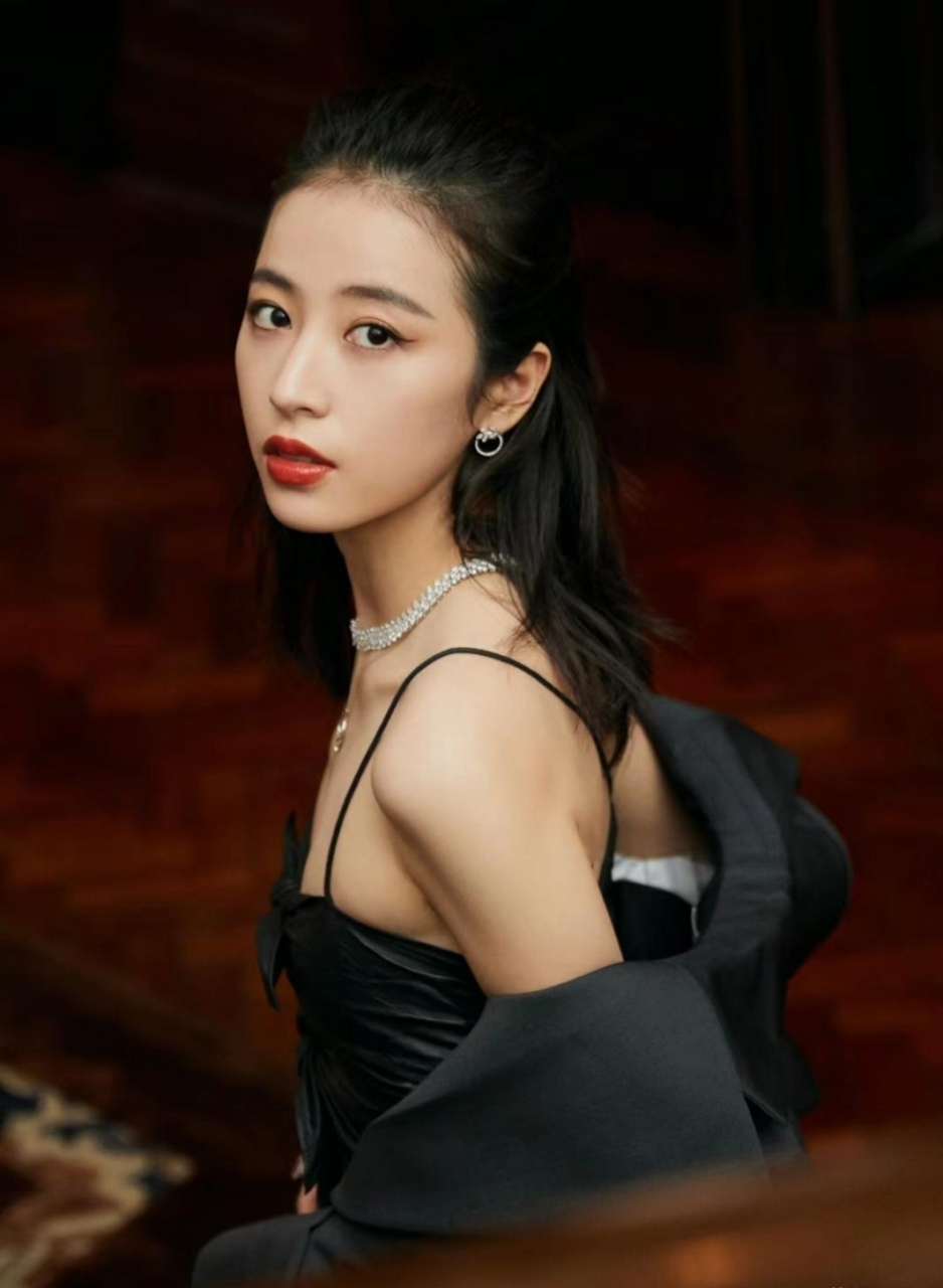 周雨彤,这吊带太能露了吧,酥胸都快出来了,这身材真的好啊,姐姐这么秀