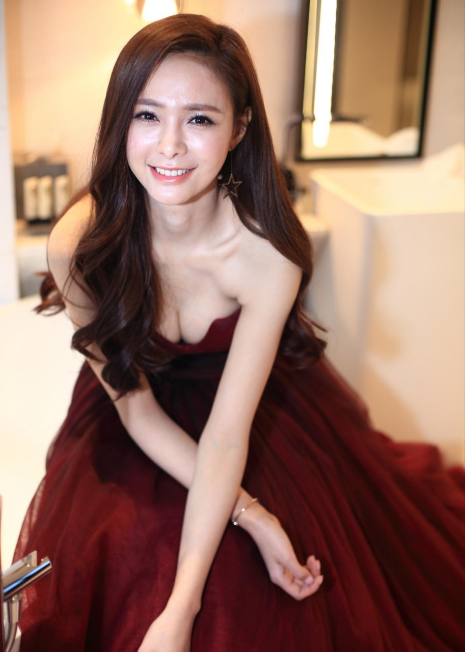 沈梦辰,酥胸半露的样子太有魅力了,看一眼就要沦陷了,这么好的身材