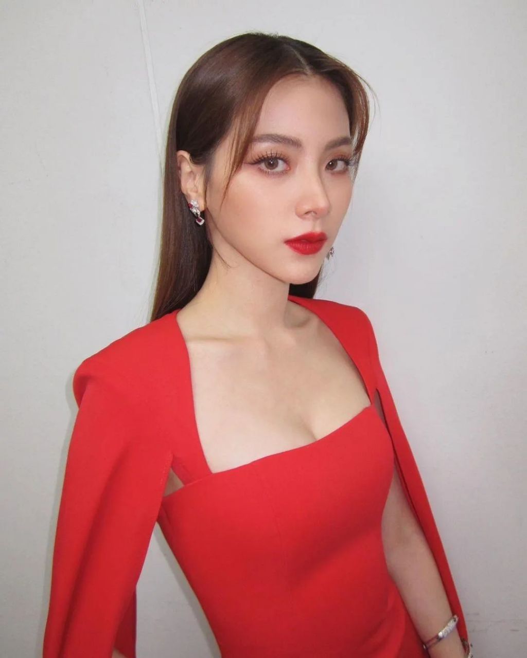 平采娜,泰国最漂亮的女演员,据说她的身体是很多人梦寐以求的,大眼睛
