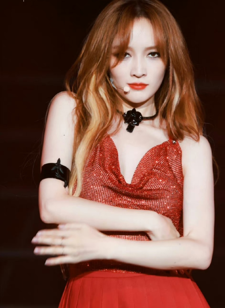 孟佳穿红色低胸吊带裙,遮不住的性感,遮不住的销魂,遮不住的诱惑,让人