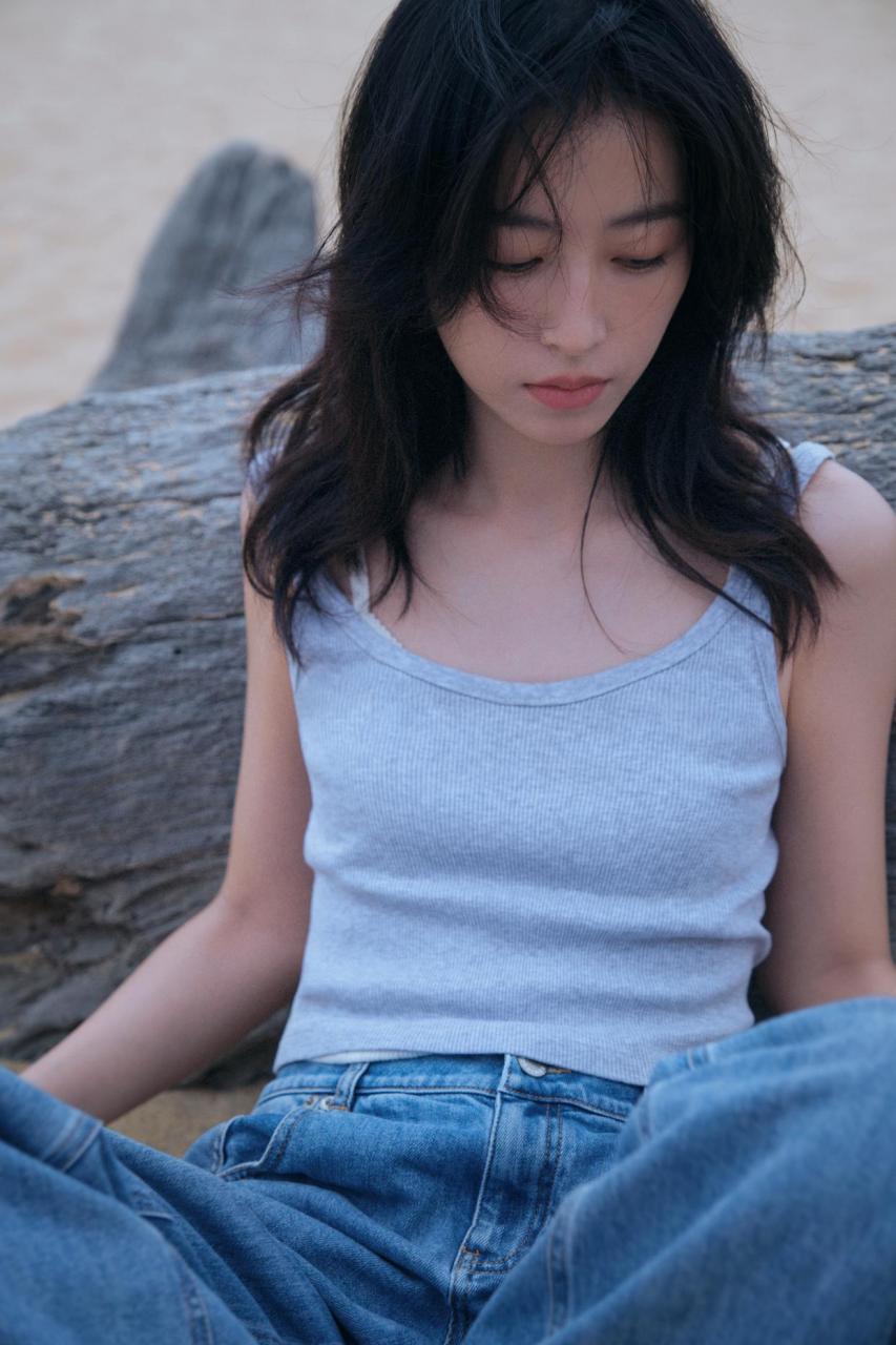 周雨彤,海边玩沙子,真悠闲[赞同][赞同][赞同]