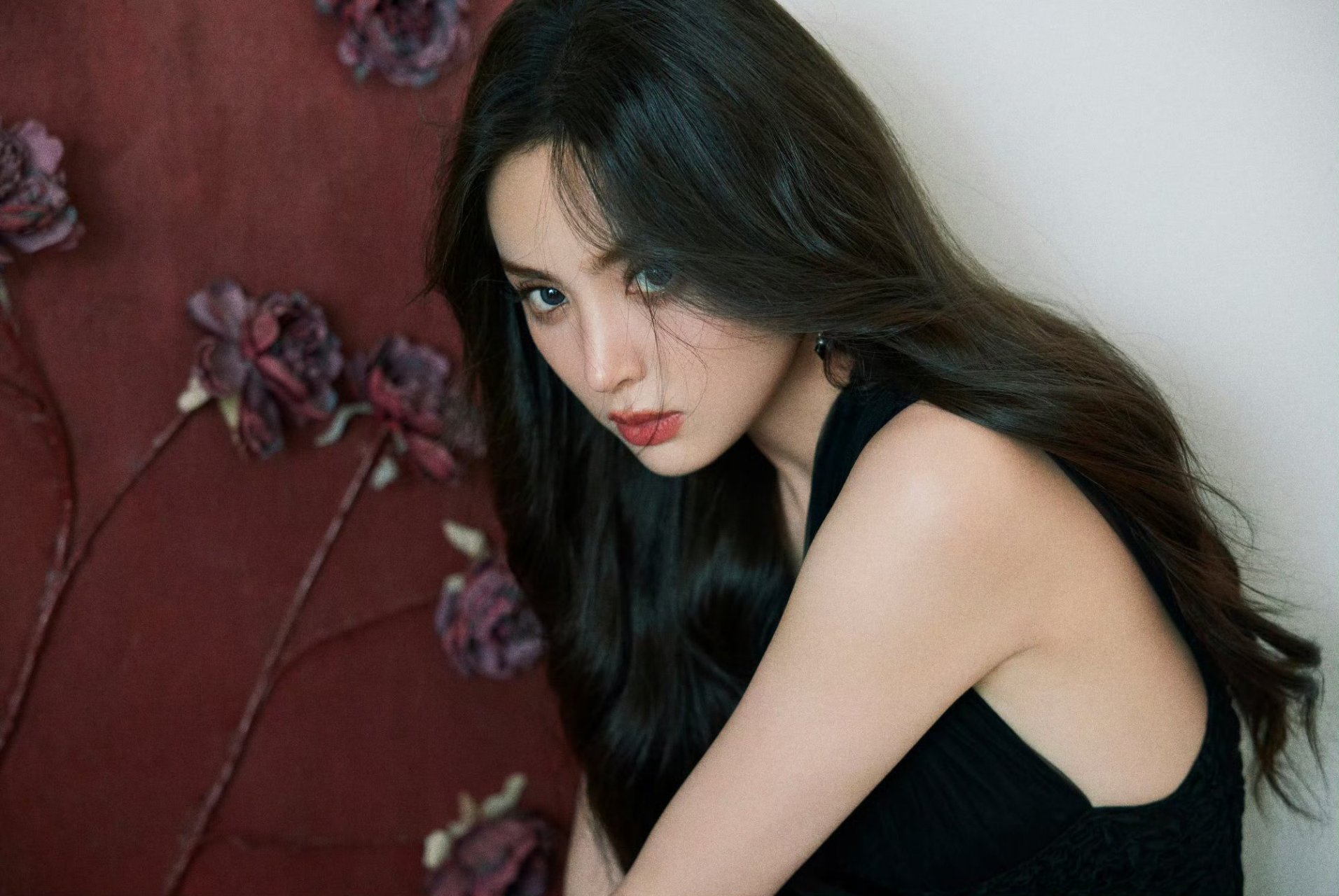 古力娜扎黑色包臀裙大秀性感身材,雪白肌肤水嫩丝滑,樱桃小嘴红唇魅惑