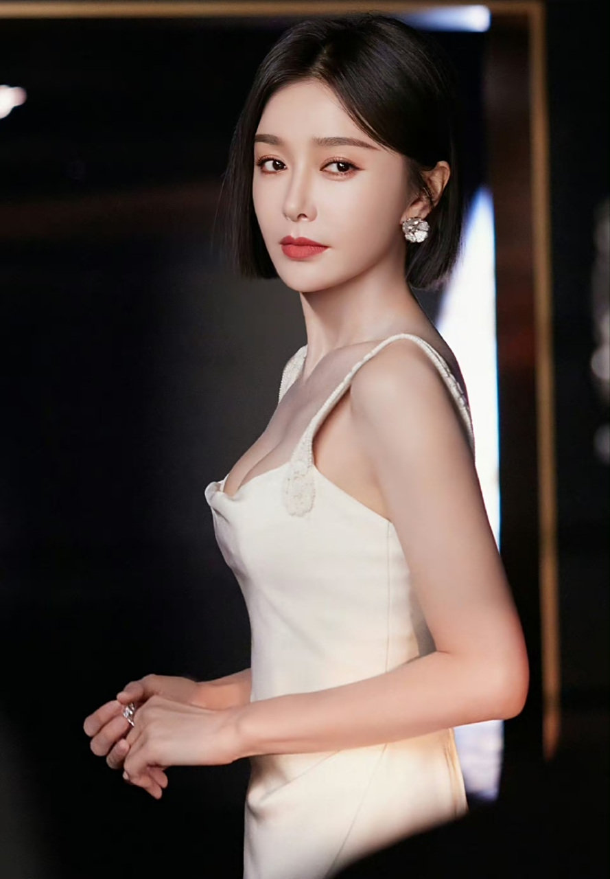 秦岚身材火辣,肌肤雪白,事业线丰满有弹性,这状态比二十岁的小姑娘