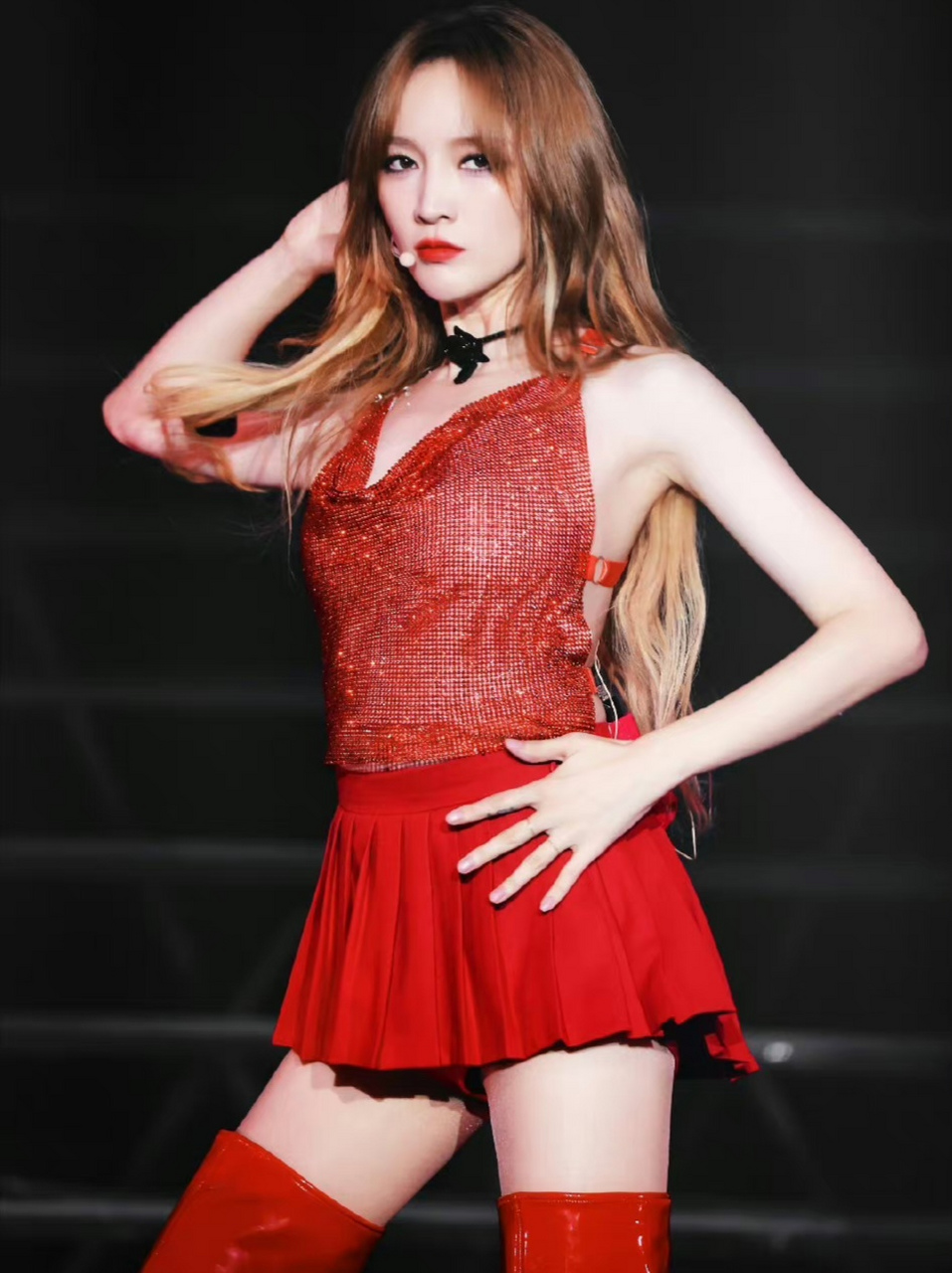 孟佳穿红色低胸吊带裙,遮不住的性感,遮不住的销魂,遮不住的诱惑,让人