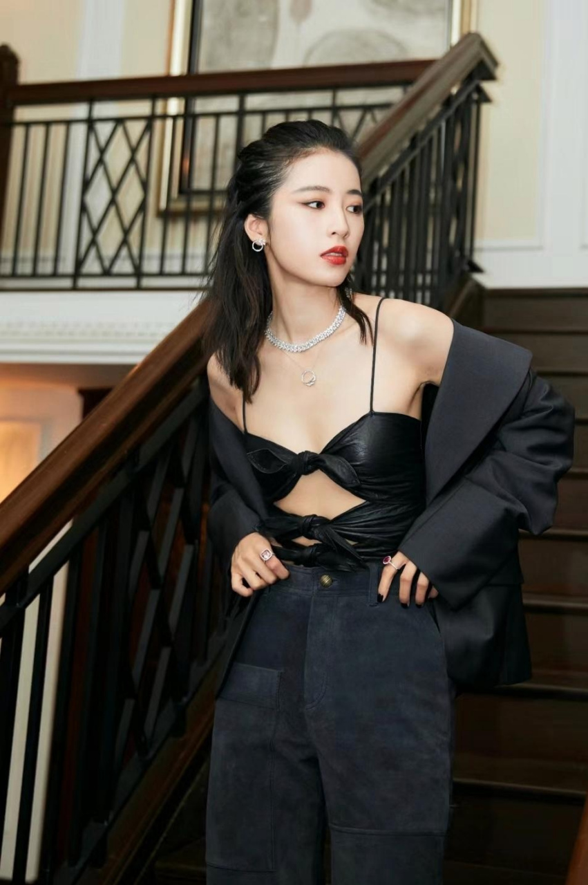 周雨彤,这吊带太能露了吧,酥胸都快出来了,这身材真的好啊,姐姐这么秀