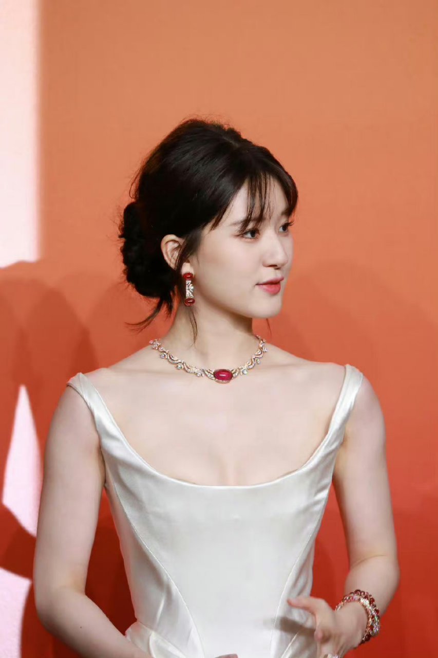 赵露思最漂亮的美拍 雪白肌肤丝滑有弹性 丰满事业线线条很漂亮 嫣红