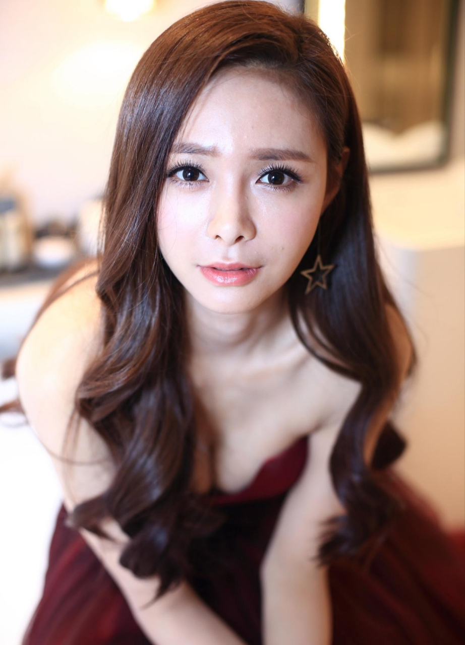 沈梦辰,酥胸半露的样子太有魅力了,看一眼就要沦陷了,这么好的身材