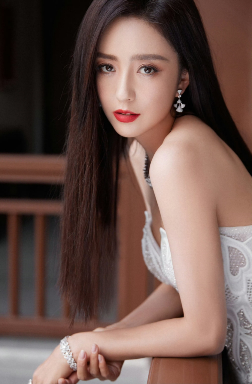 佟丽娅身穿蕾丝低胸群大秀香肩和火辣身材,太秀了[赞同][赞同][赞琞]