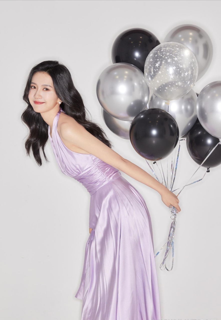 许龄月,年轻漂亮,身材妖娆,真是一个让人着魔的小姐姐[色][色][色][色