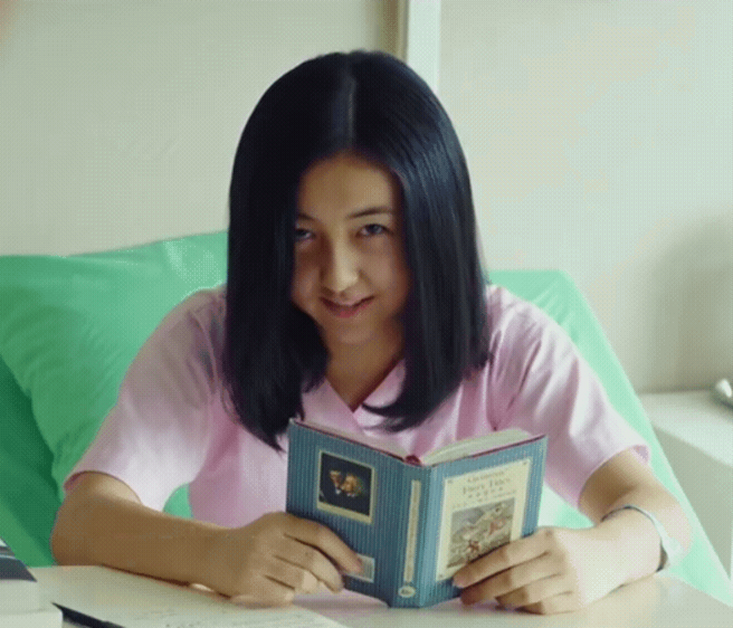 张子枫这个变脸挺渗人的,表情控制其实不难,但情绪的把握很到位,单看