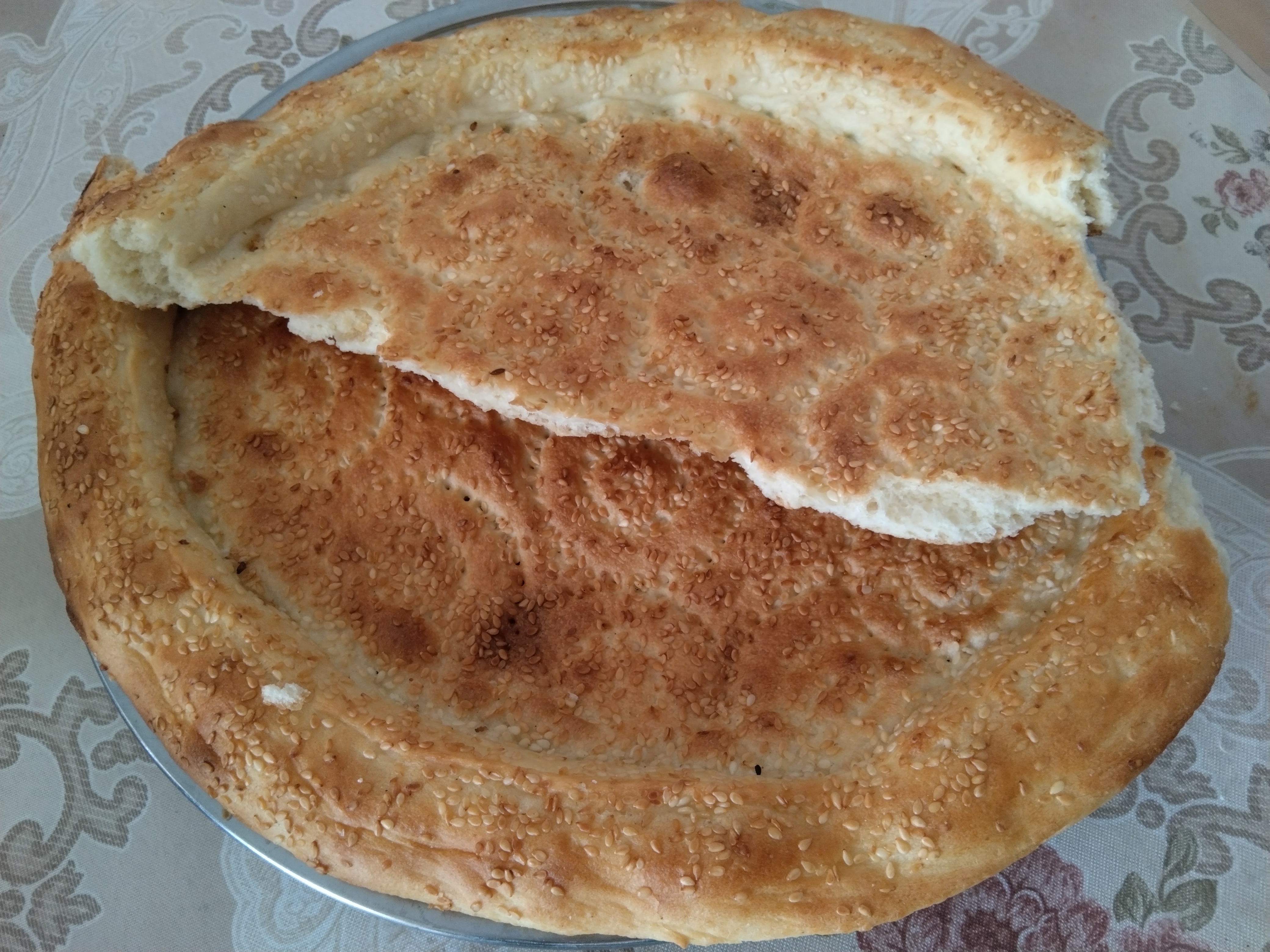 新疆馕饼的做法如下:   - 材料:面粉300克,鸡蛋1个(带壳称60克,去壳50