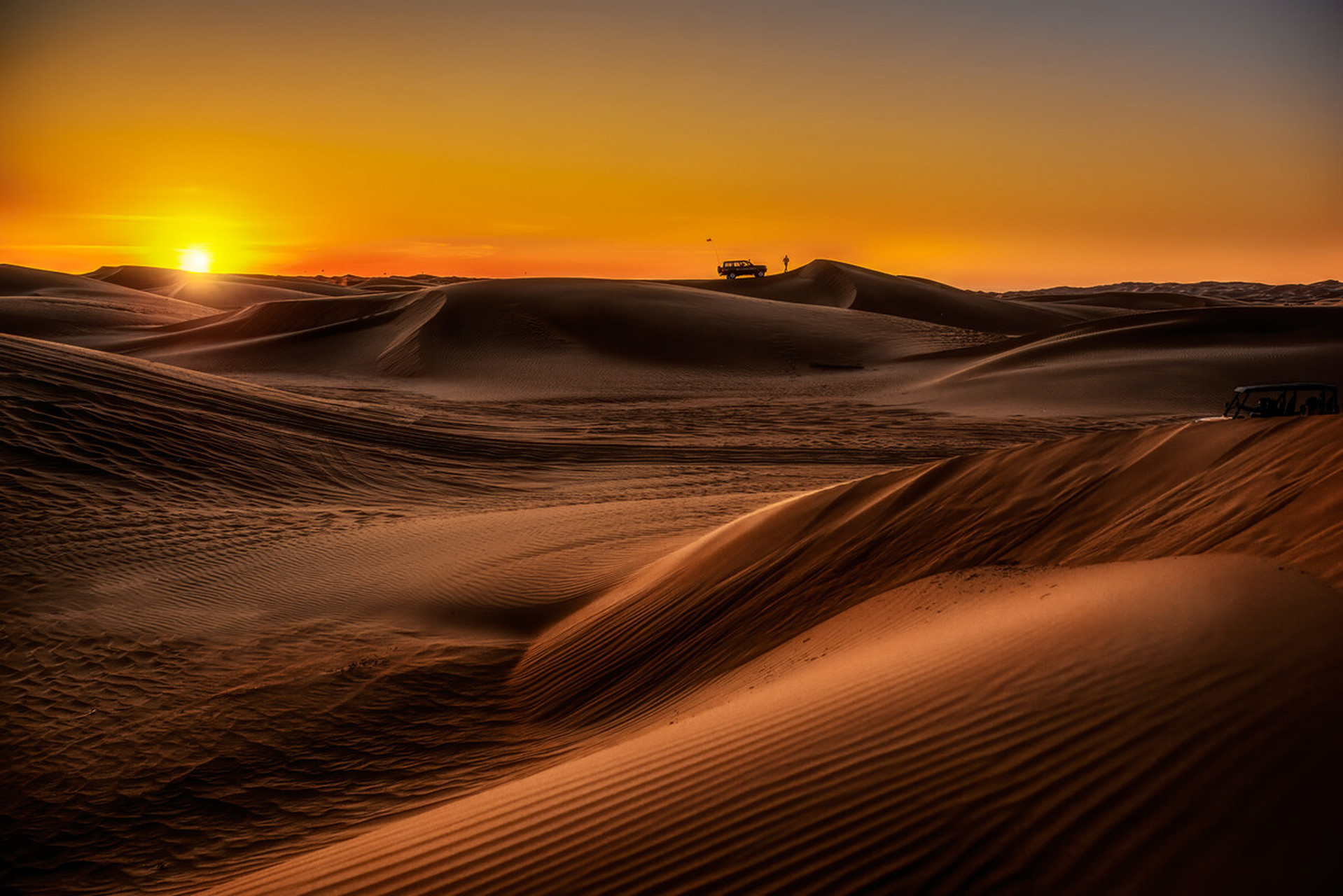 沙漠畅玩 敦煌鸣沙山沙漠硬派车越野穿越 滑沙日落.