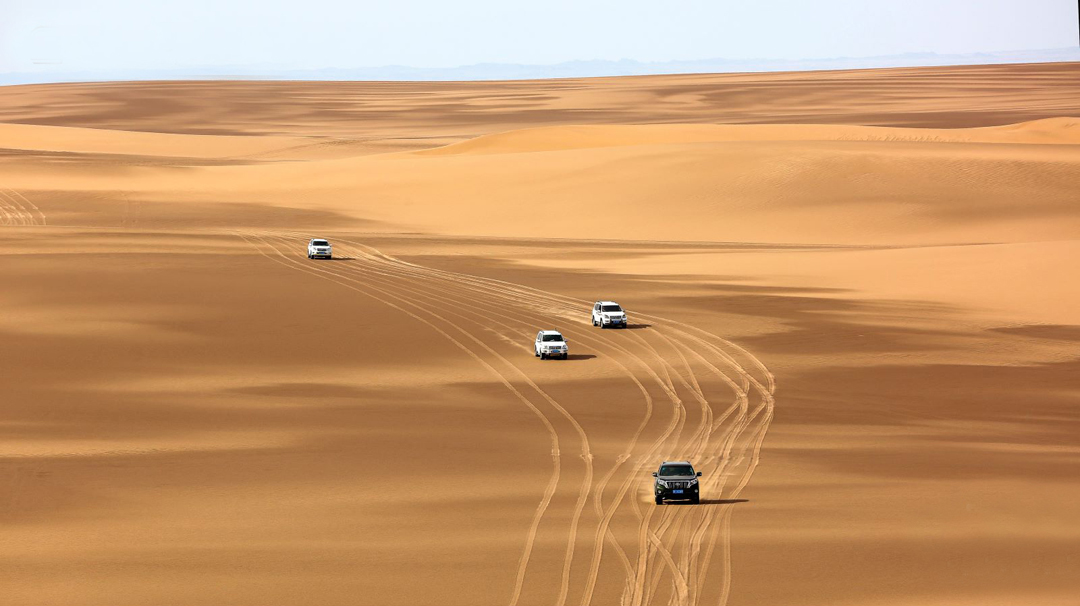 沙漠畅玩 敦煌鸣沙山沙漠硬派车越野穿越 滑沙日落.