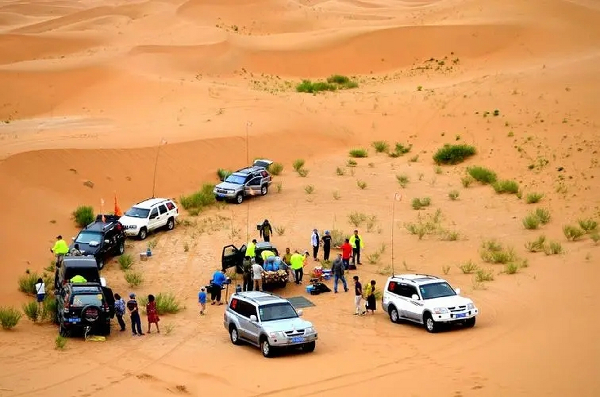 沙漠畅玩 敦煌鸣沙山沙漠硬派车越野穿越 滑沙日落.