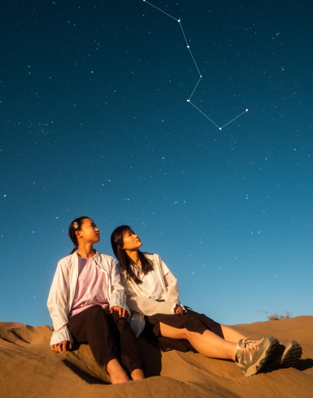 抬头仰望,北斗七星在月光下闪烁着耀眼的光芒,像是一串明珠镶嵌在