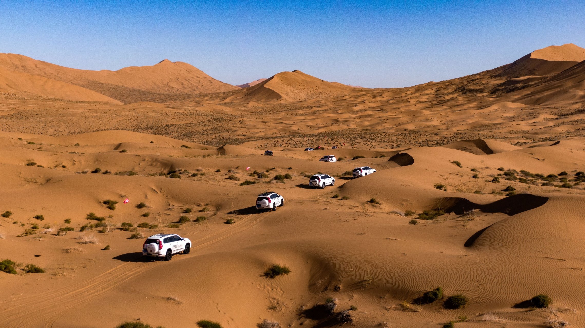 沙漠畅玩 敦煌鸣沙山沙漠硬派车越野穿越 滑沙日落.