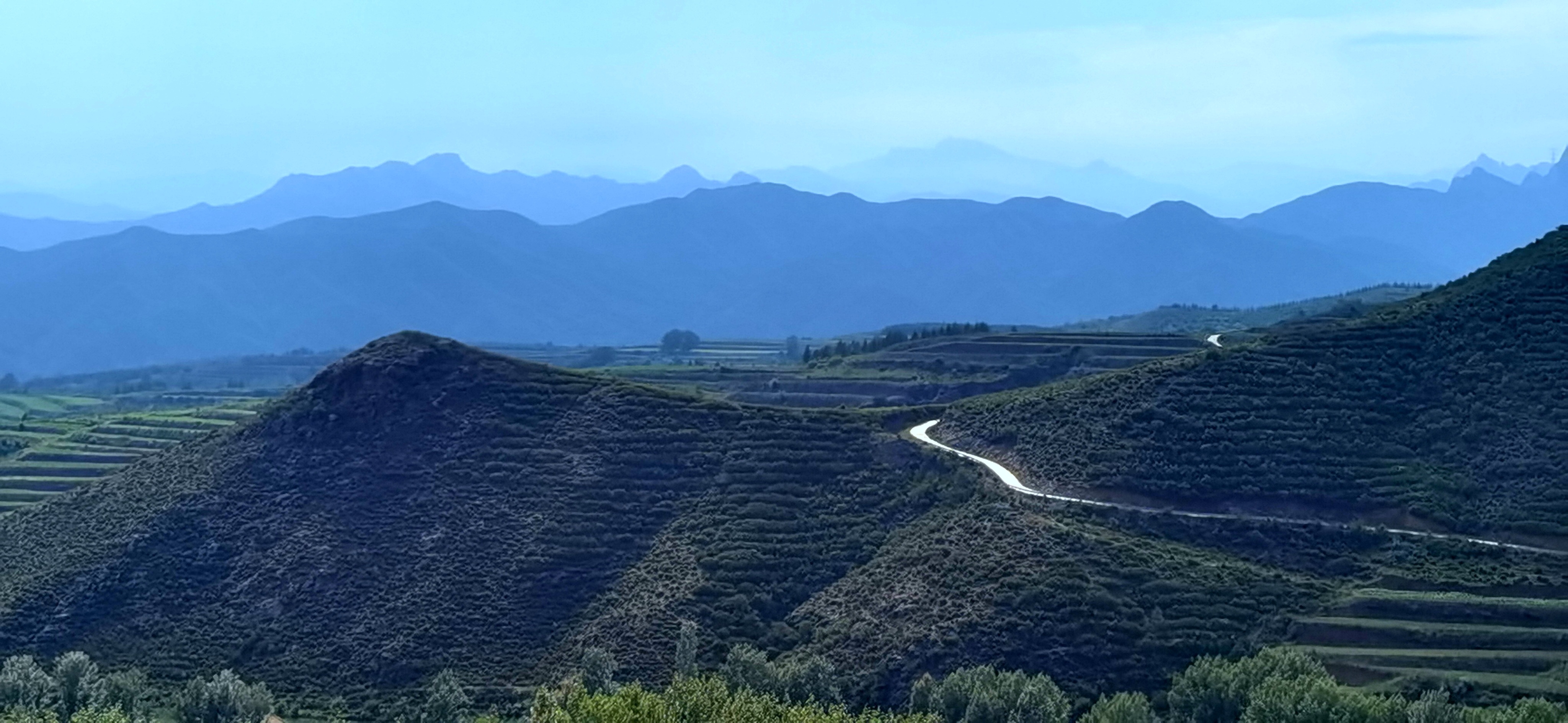 在经过丰宁以北的111国道大坝梁隧道以东路段时,很远就见对面车道路中