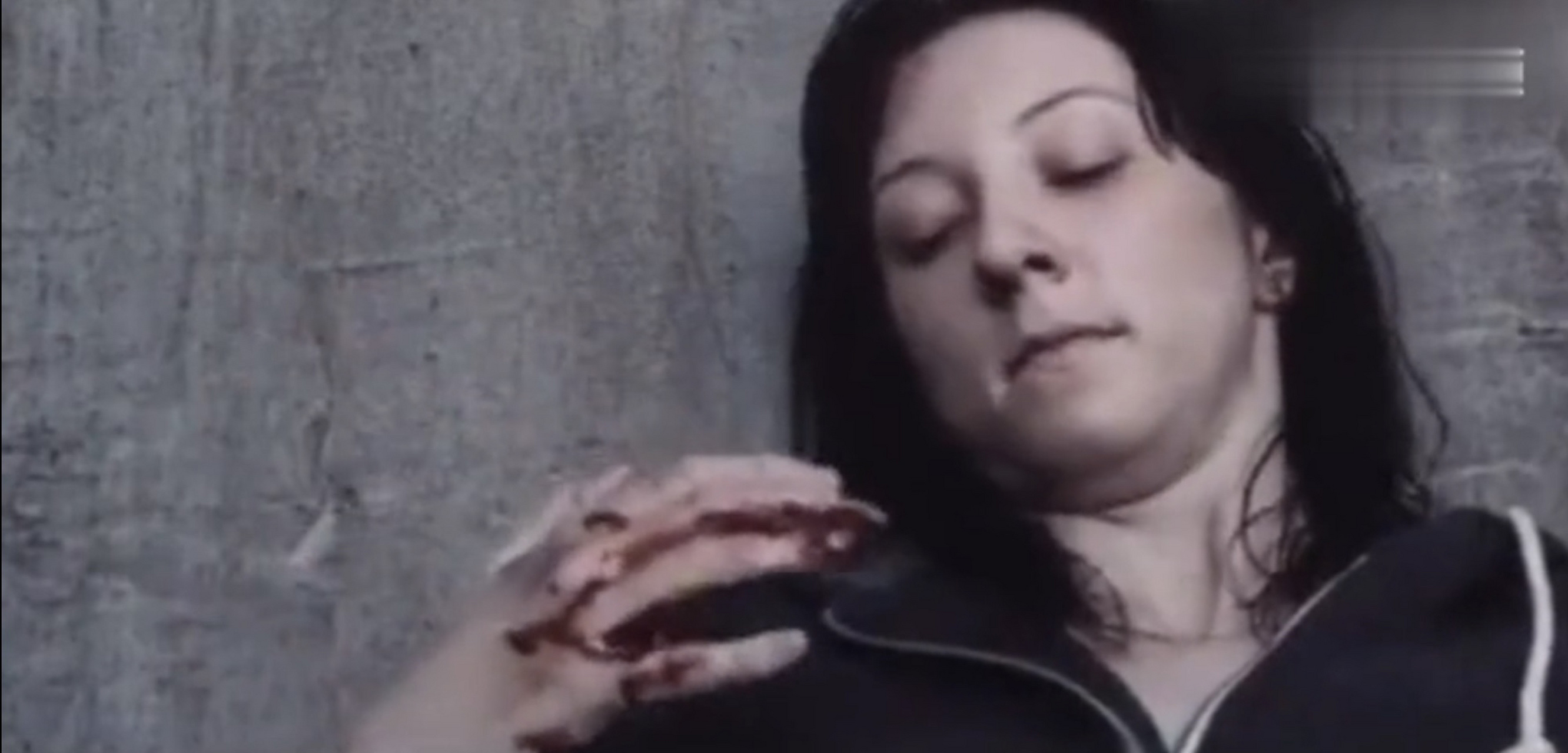 电影热搜指南# 《曲面》:你的痛苦,不值一提.