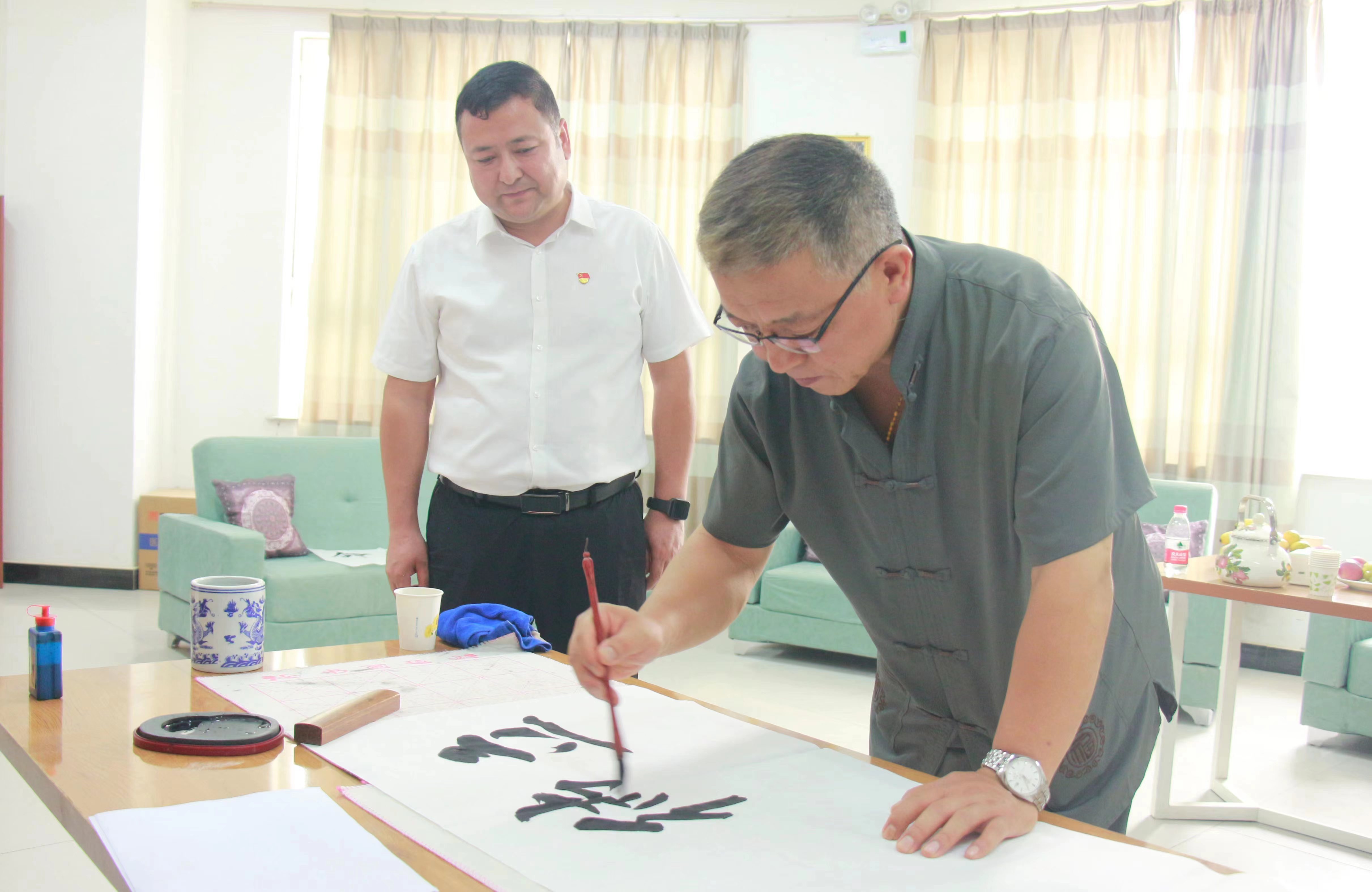 周同强中国书法家协会会员,新疆佛教书画院院长,新疆丝路书画院副院长