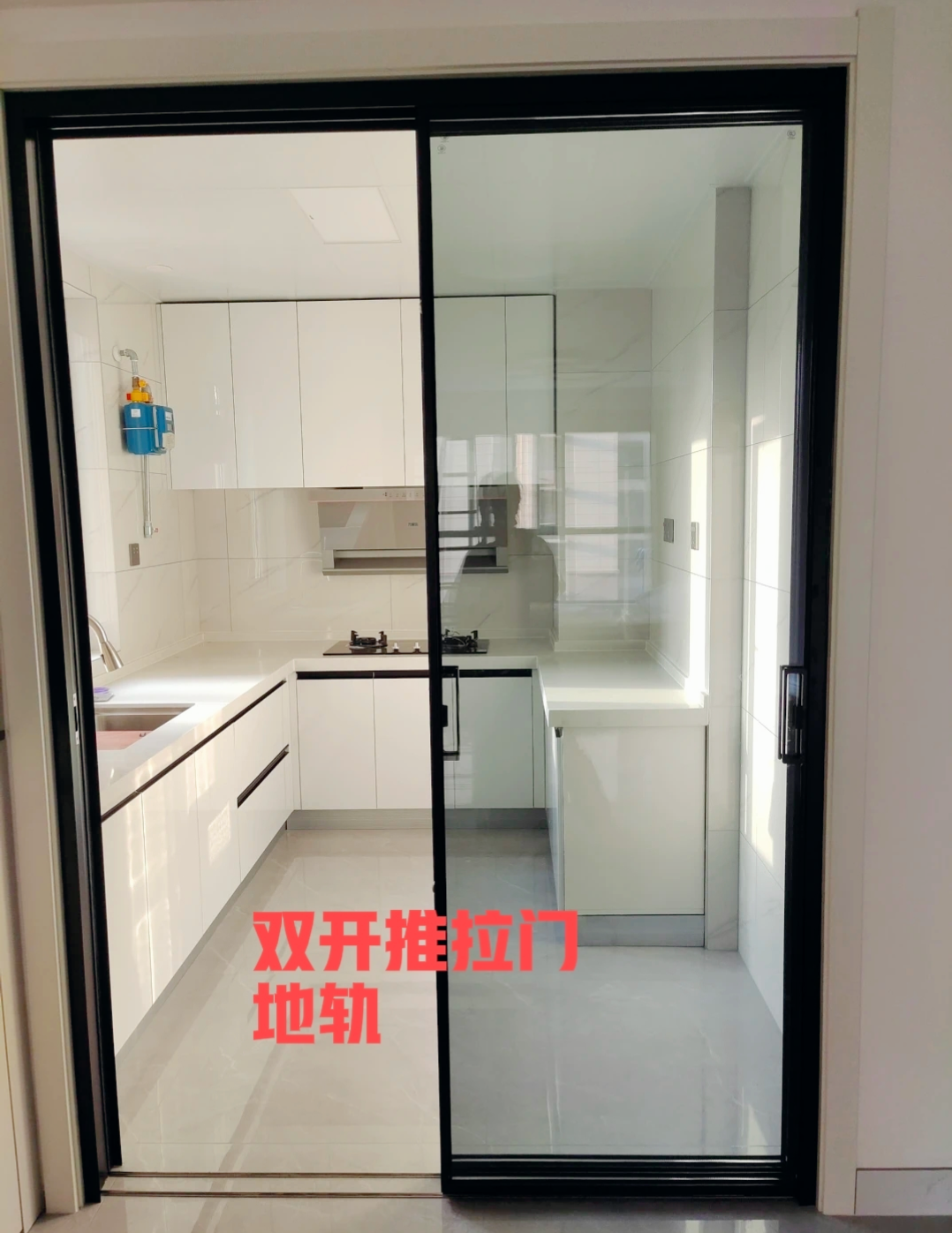 厨房玻璃门漏油烟（厨房玻璃门油污怎么去除）《厨房玻璃门有油烟怎么清洗》