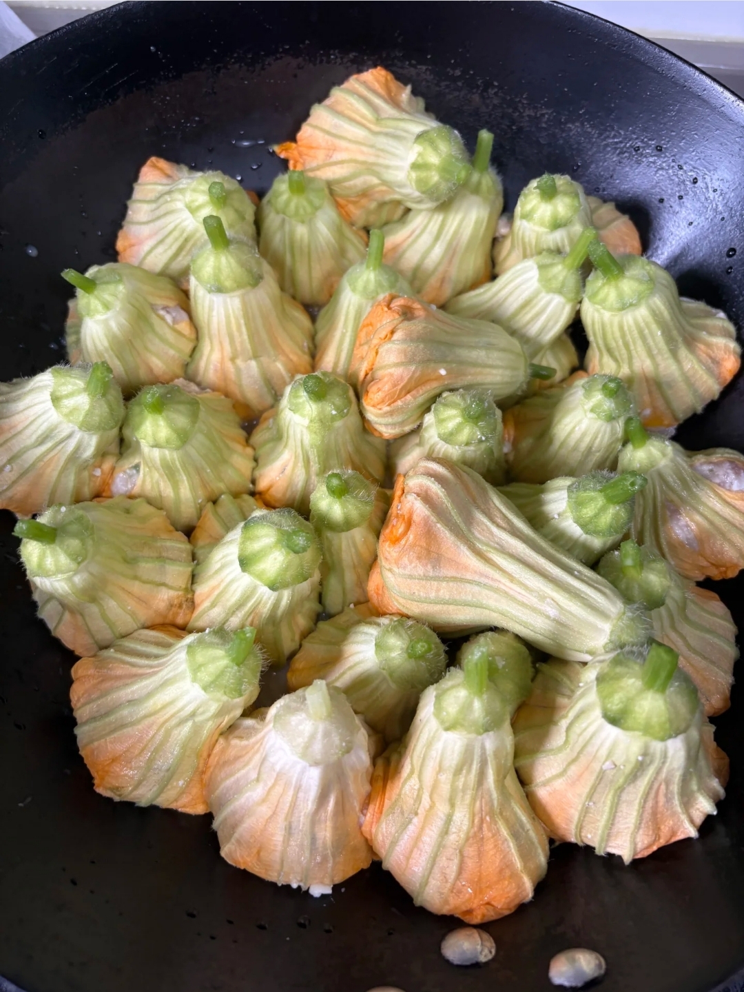 萝卜片铺锅底,码上瓜花,加水煮,瓜花自然裹紧肉馅,一口下去超满足!