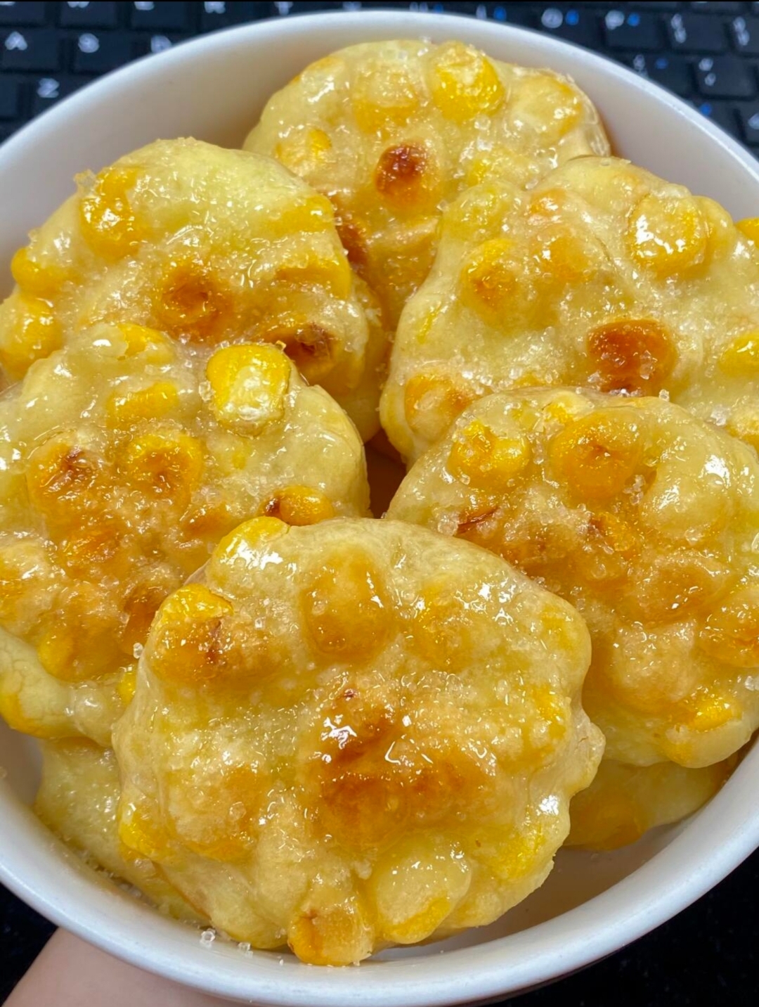 玉米粒裹上蛋液和面粉,平底锅刷油煎至两面金黄