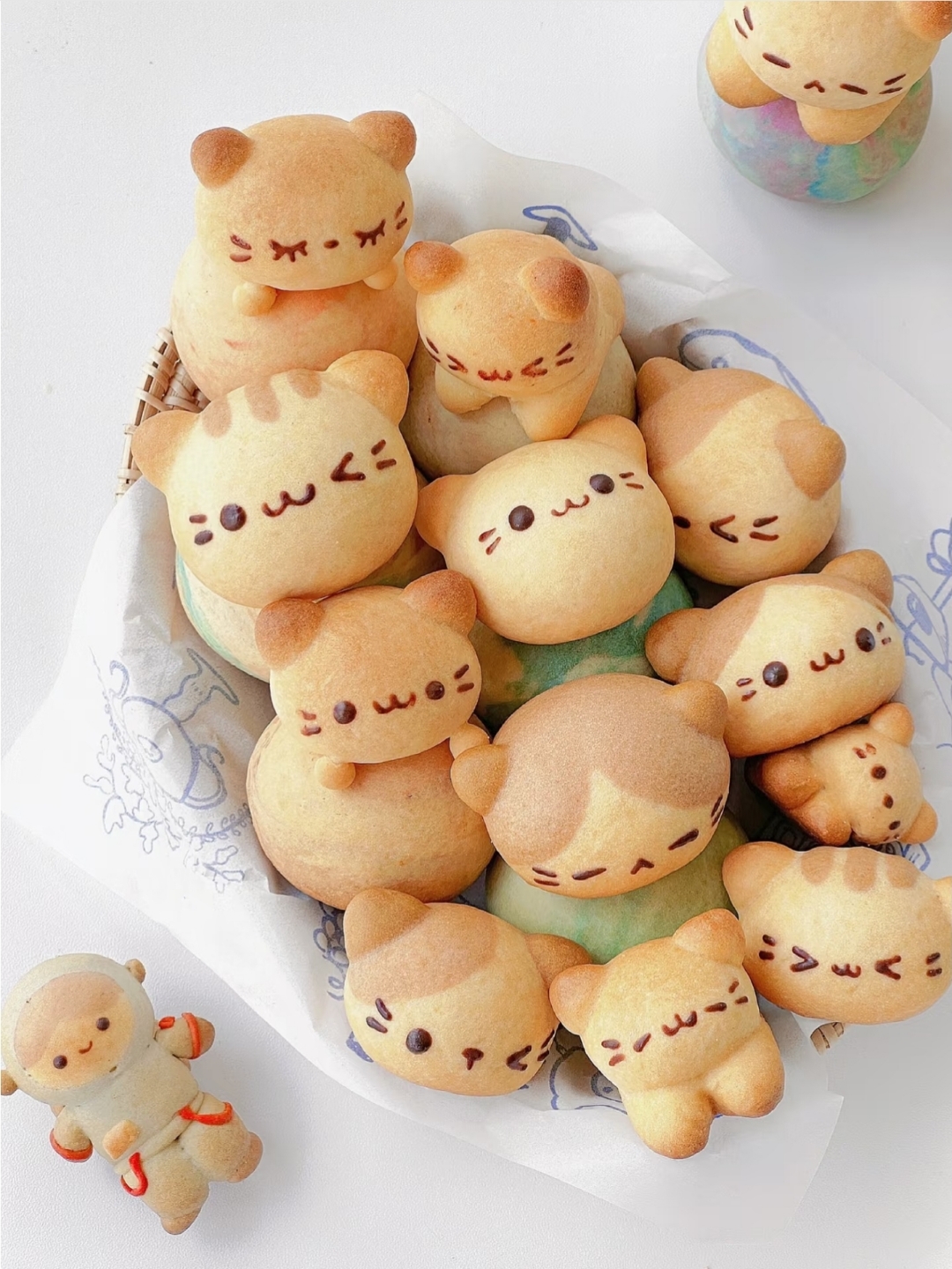 宝宝看到宇航员造型奶酥超兴奋