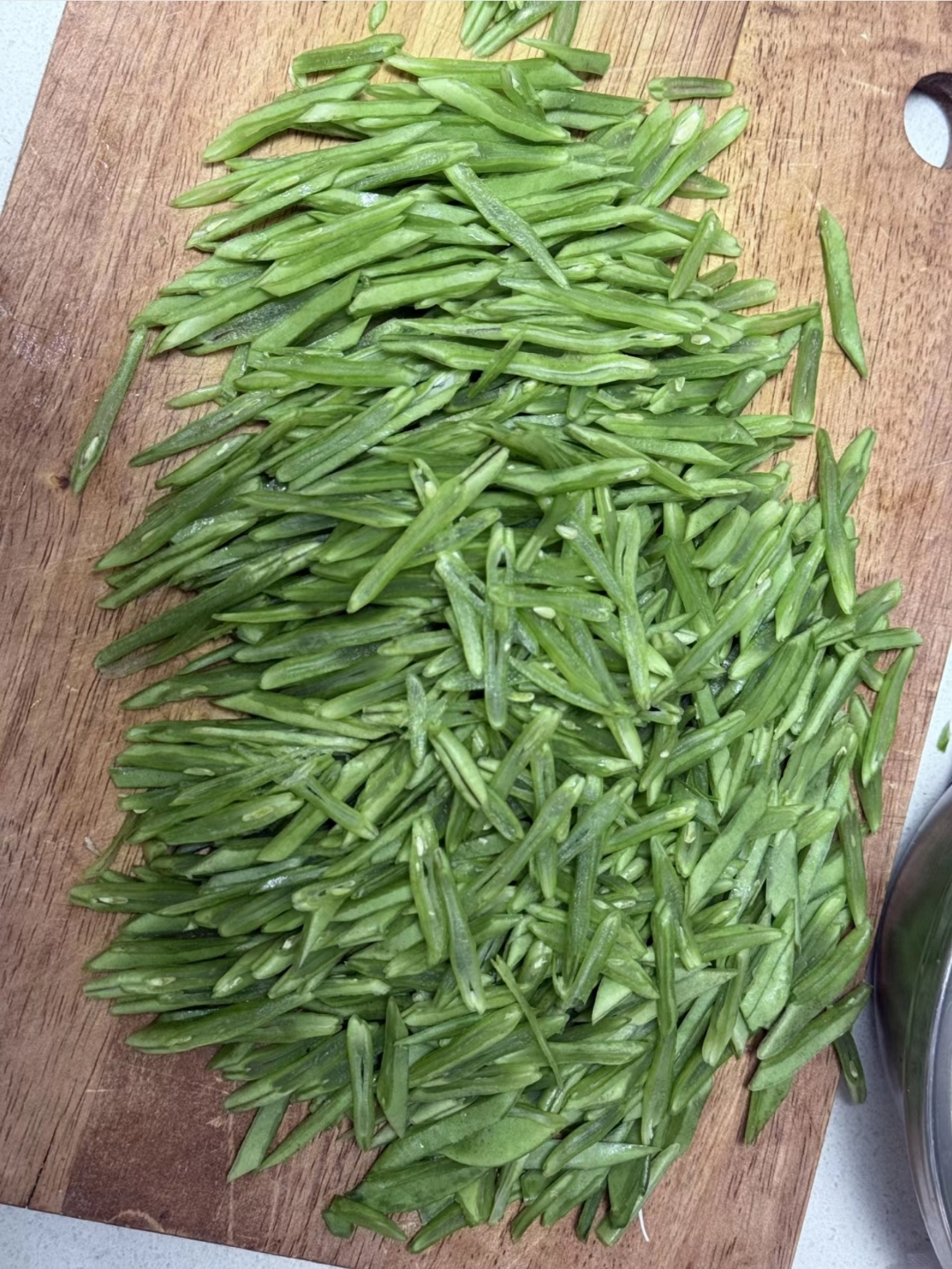 哎呀,这豆角切丝可真是太难啦!我费了好大劲儿呢