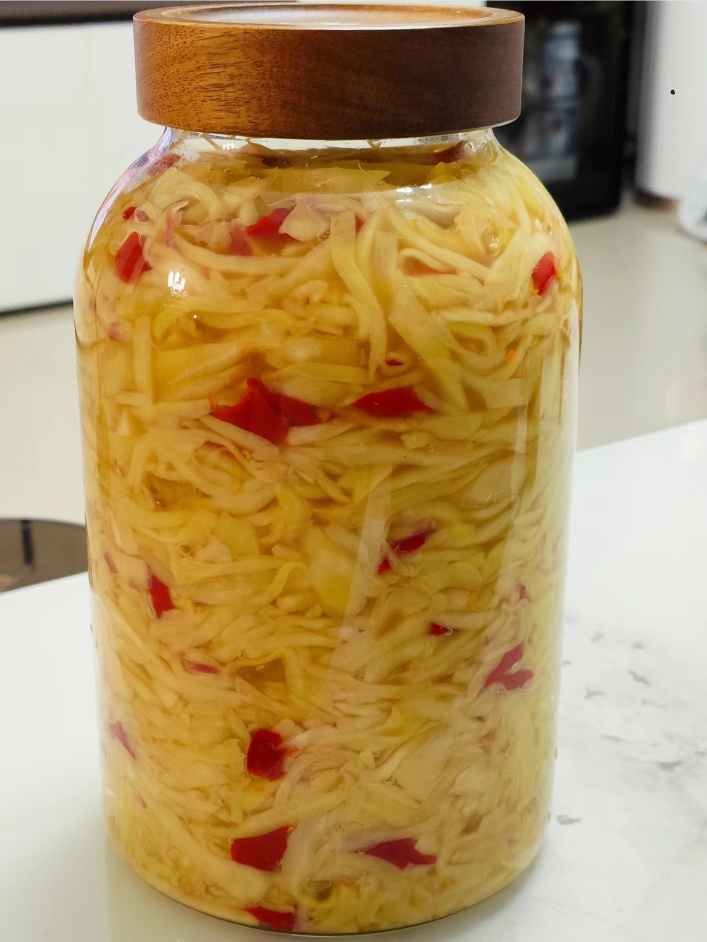 开胃下饭的灵魂腌子姜 新鲜子姜买回来洗干净晾干水分切丝,粗一点 放