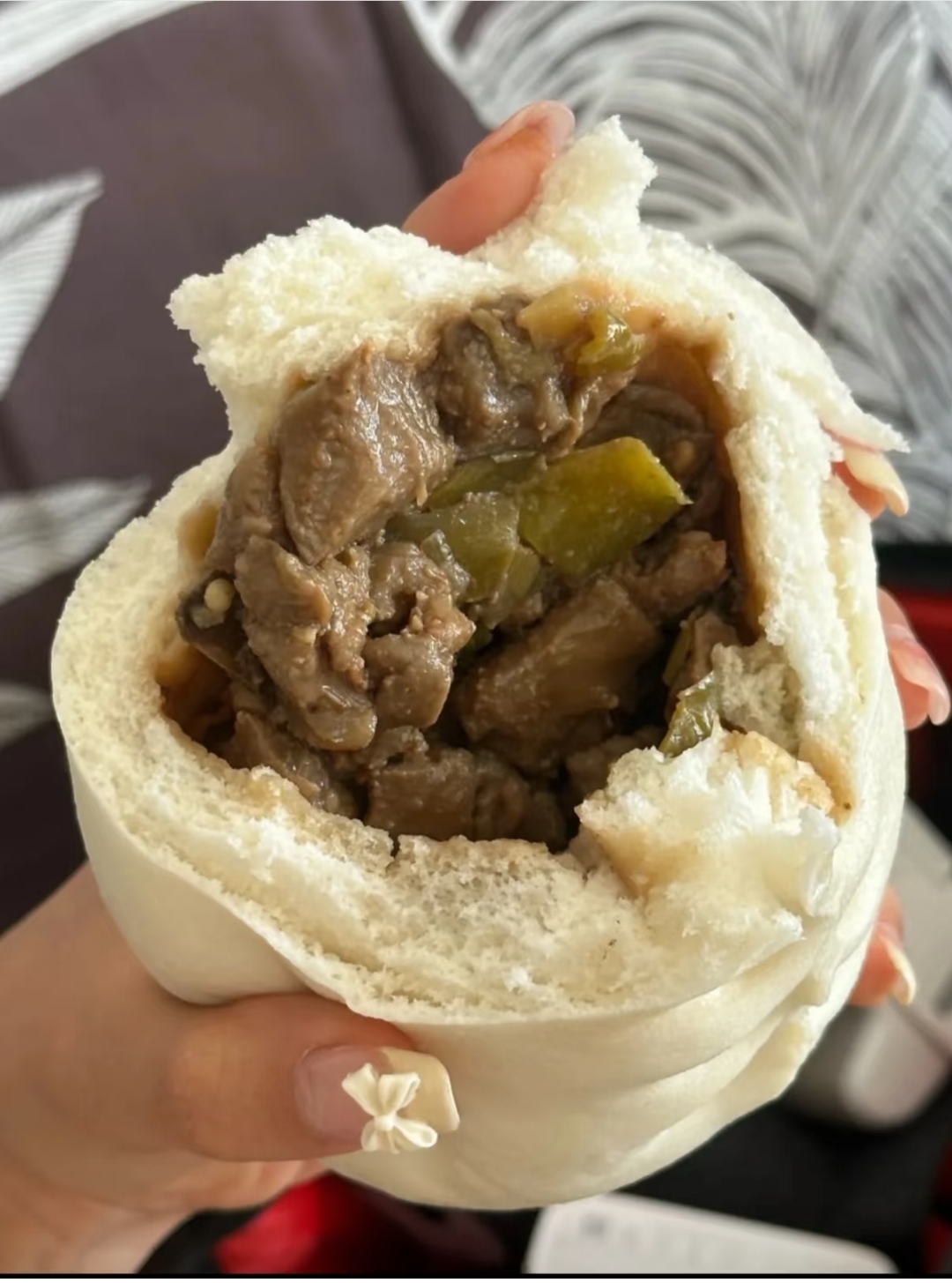 第一次见这么大的包子,一个下肚直接饱到嗓子眼,你们烟台人都是拿这当