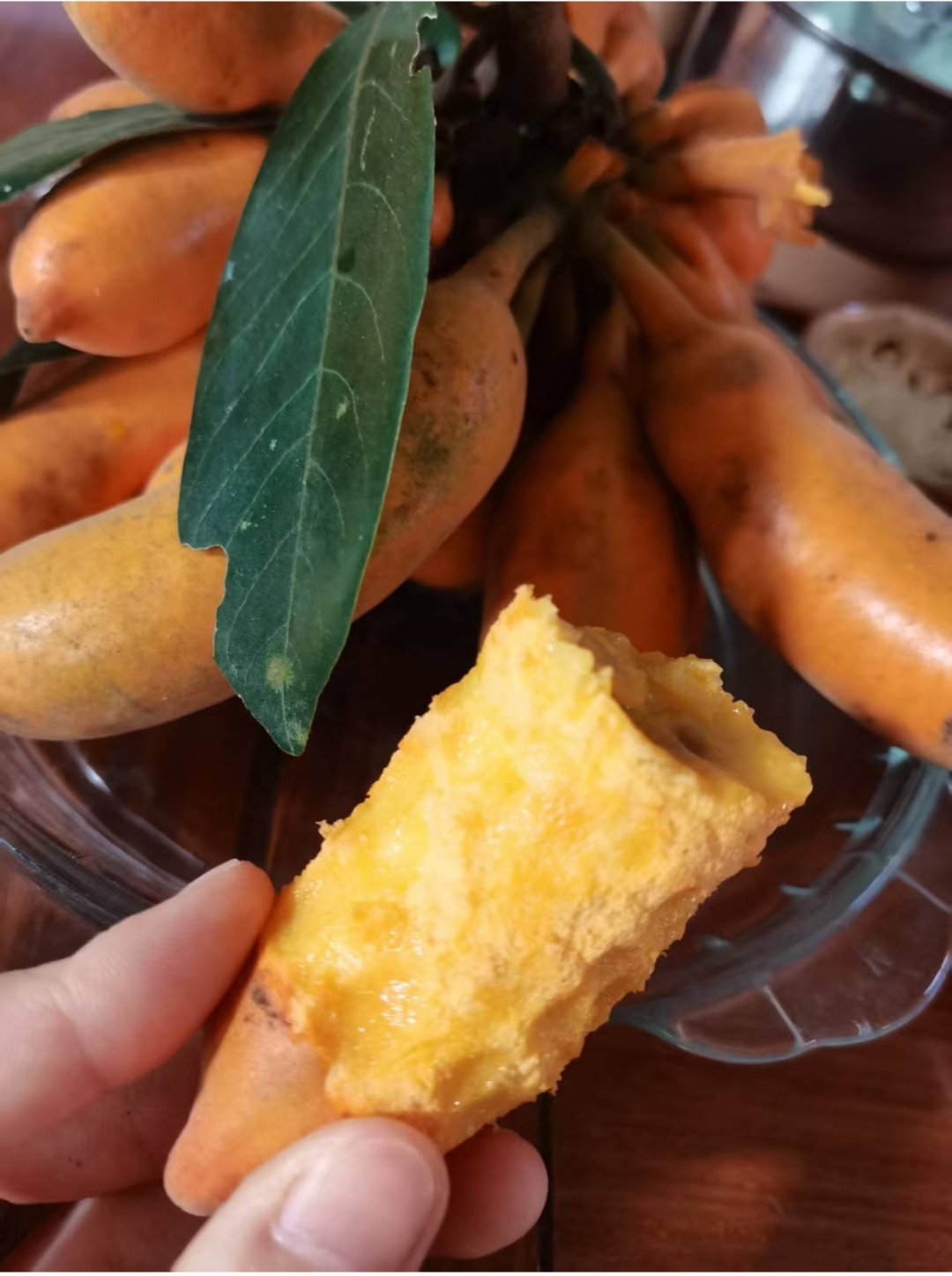 这水果乍一看跟香蕉长得忒像,表皮弯弯的,颜色黄黄的