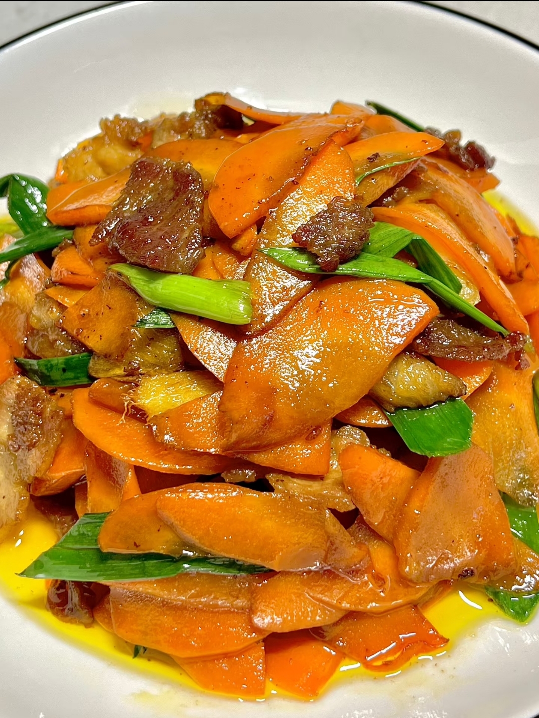 5元胡萝卜加3块钱肉,再用家里的蒜苗,5块钱就搞定一餐