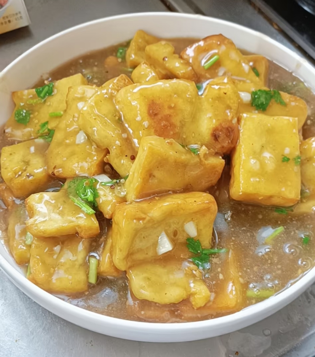 浇汁豆腐:备500克大豆腐,烧烤料,香菜,蒜末