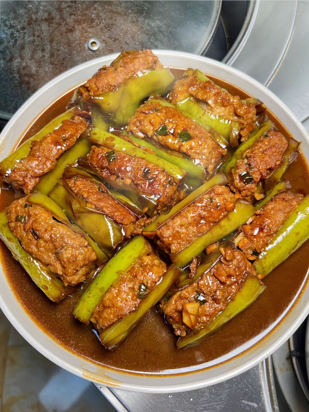 青椒里填满厚实的肉馅,一口咬下去,鲜香在舌尖绽放,那种满足感难以言