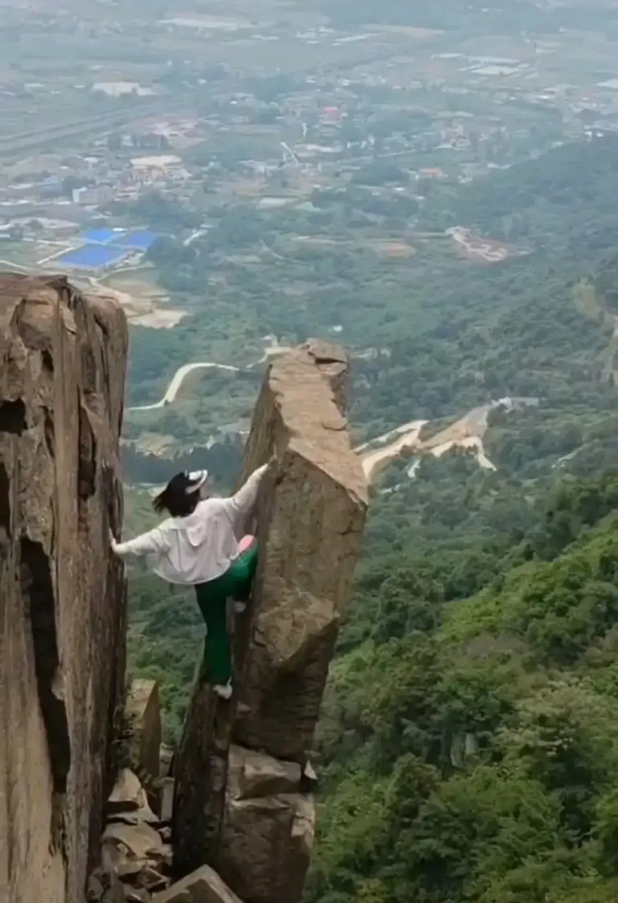 山顶女孩背影图片图片