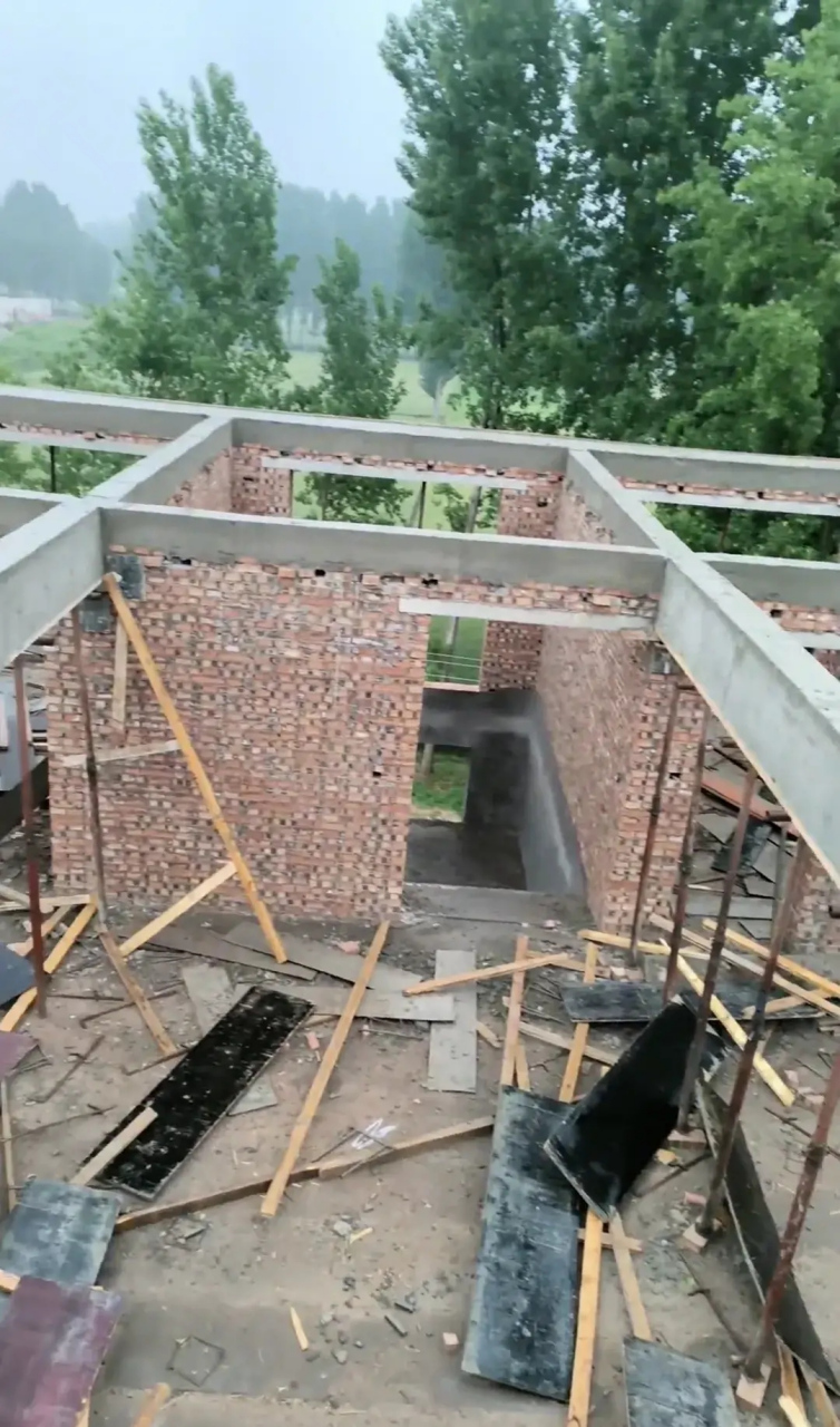 农村自建房,胆真肥,这样的梁跨度太大了,房主真不怕危险