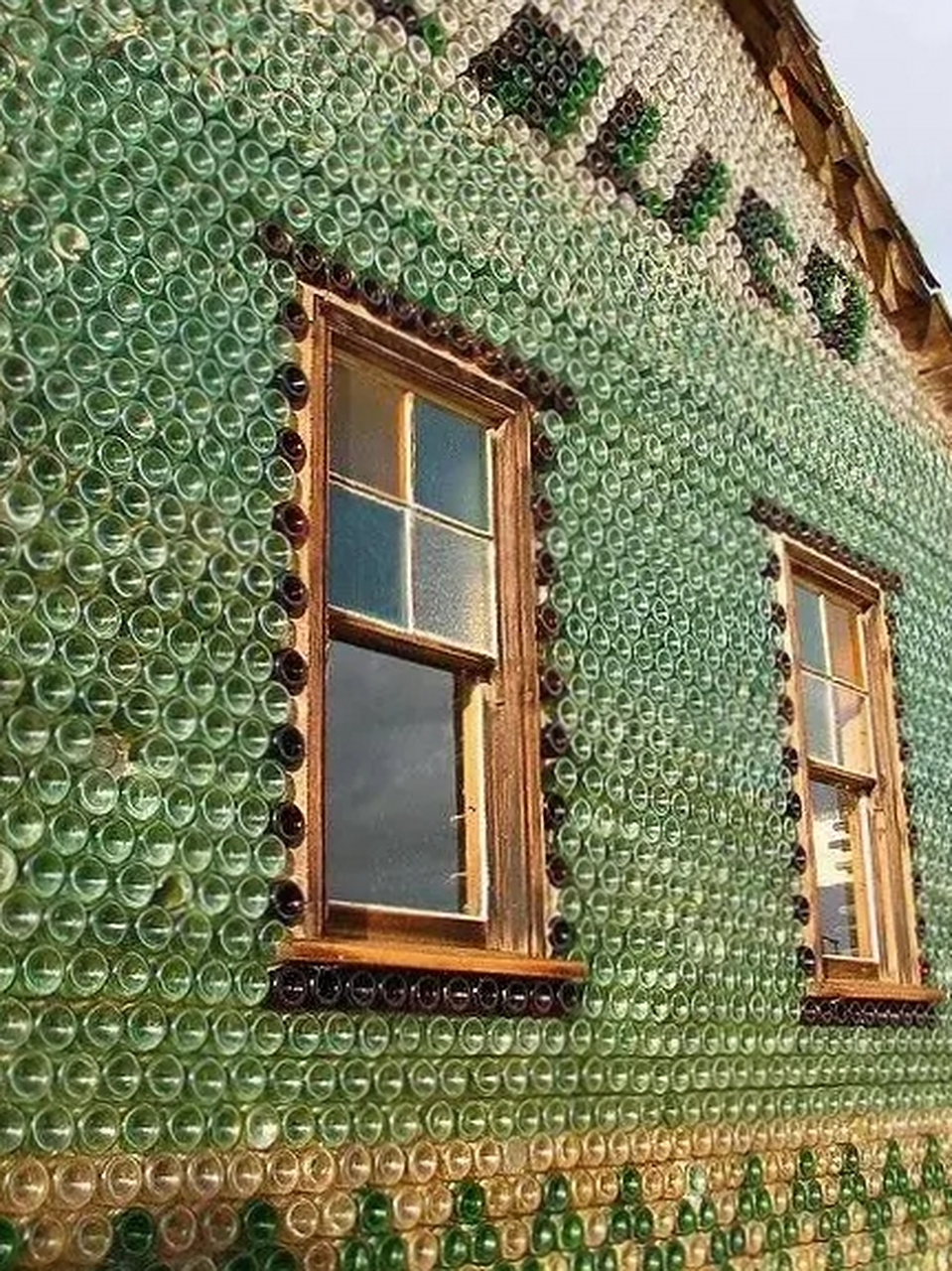 第一次见到有人利用玻璃瓶来建造房子,真是大千世界,无奇不有